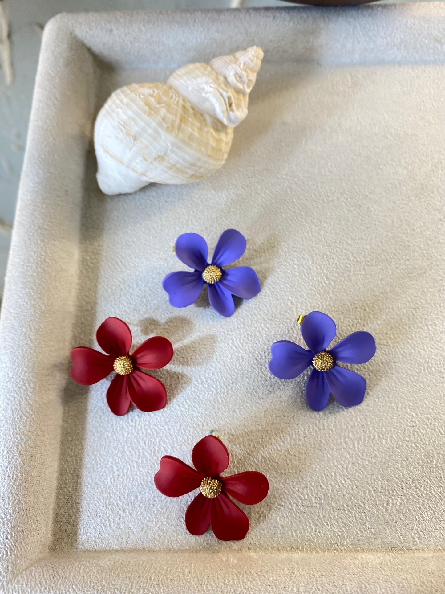 Σκουλαρίκια Λουλούδι "Belle & Ariel" – Ατσάλινα, Κόκκινο ή Μωβ, Pnoe Studio