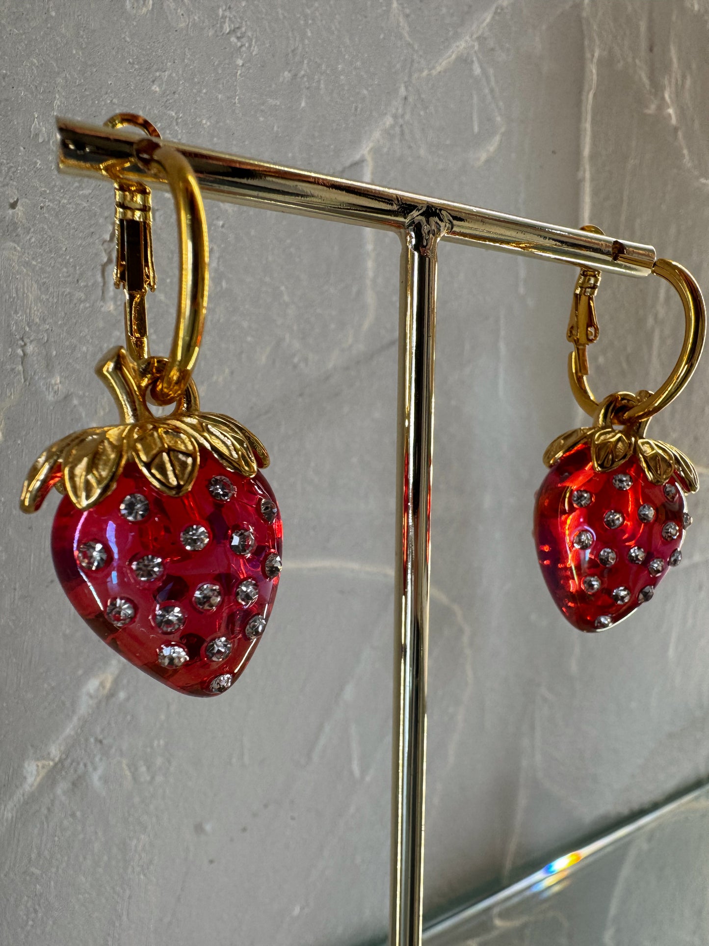 Σκουλαρίκια “Strawbellina” Φράουλα με Στρας – Pnoe Studio