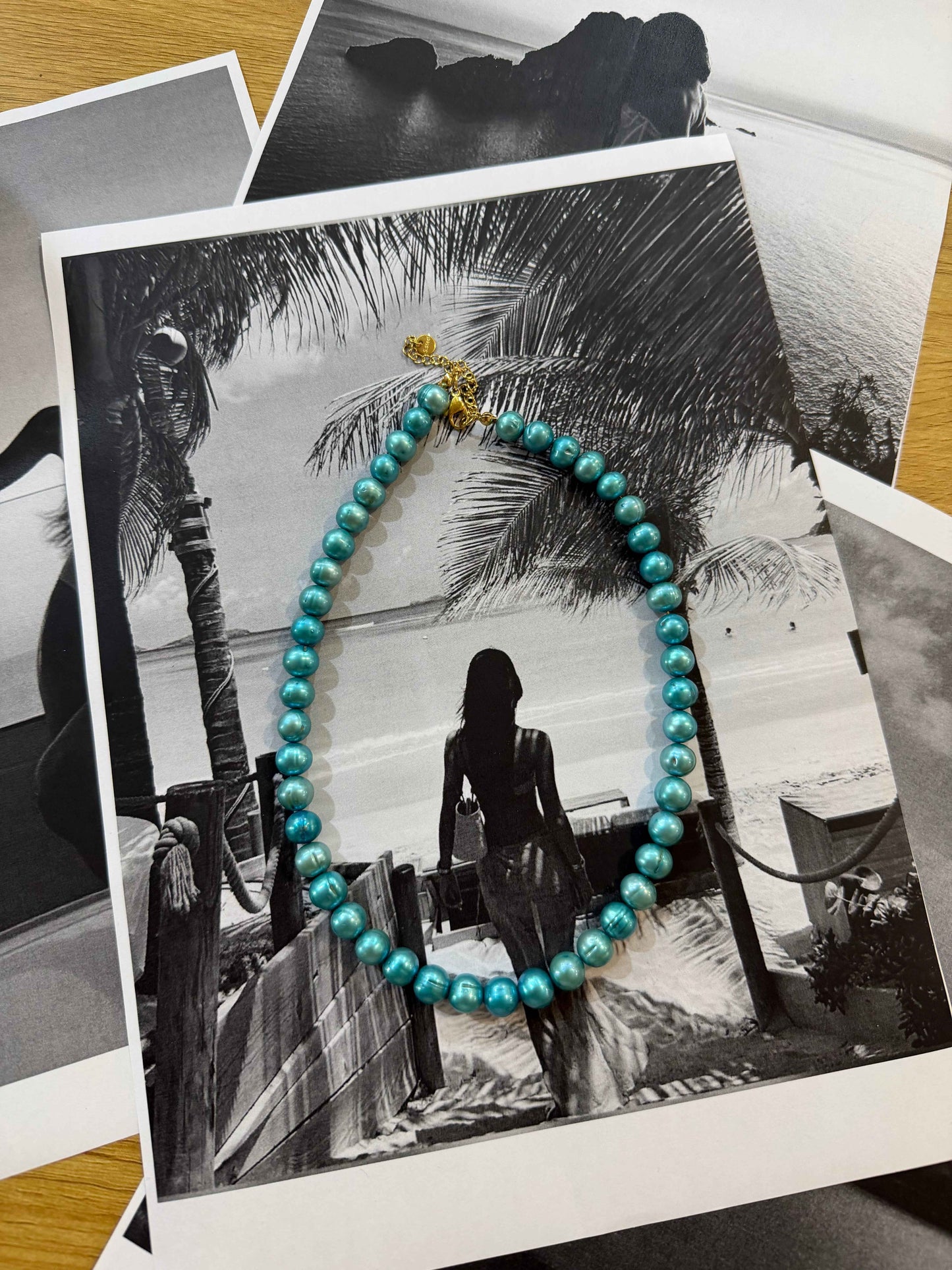 Nusa Lagoon Pearl
Τυρκουάζ κολιέ με glossy pearls & ατσάλινο κούμπωμα ✨