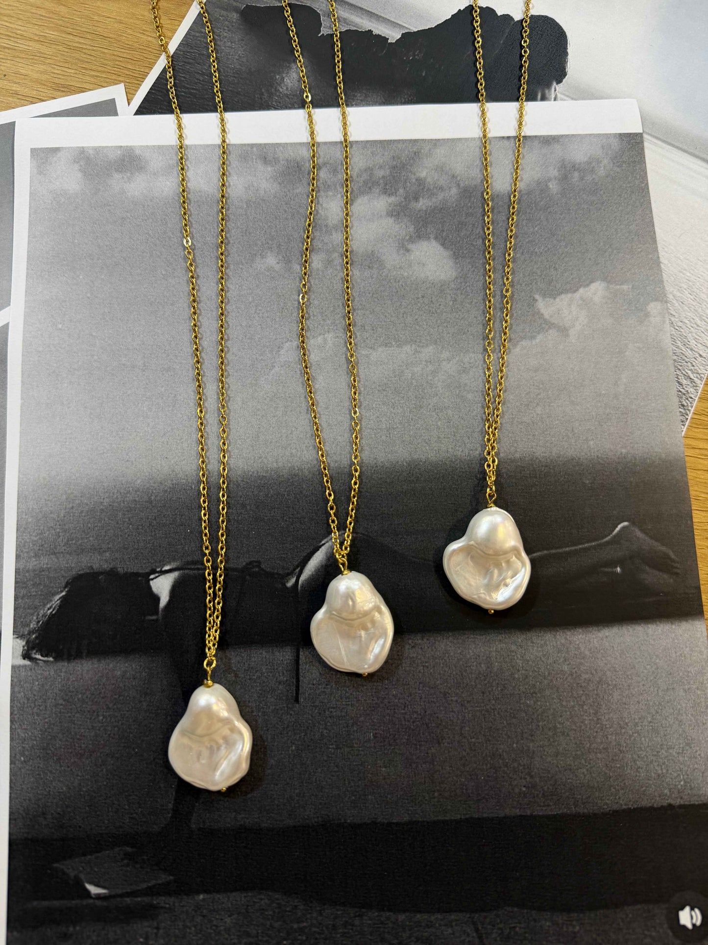 Muse Pearl Pendant ✨
Αληθινό baroque μαργαριτάρι με ατσάλινη αλυσίδα 🤍