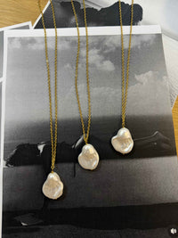 Muse Pearl Pendant ✨
Αληθινό baroque μαργαριτάρι με ατσάλινη αλυσίδα 🤍