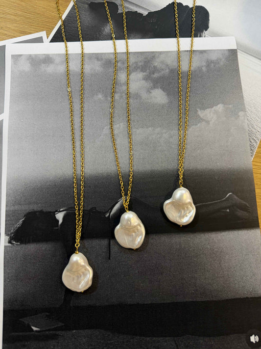 Muse Pearl Pendant ✨
Αληθινό baroque μαργαριτάρι με ατσάλινη αλυσίδα 🤍