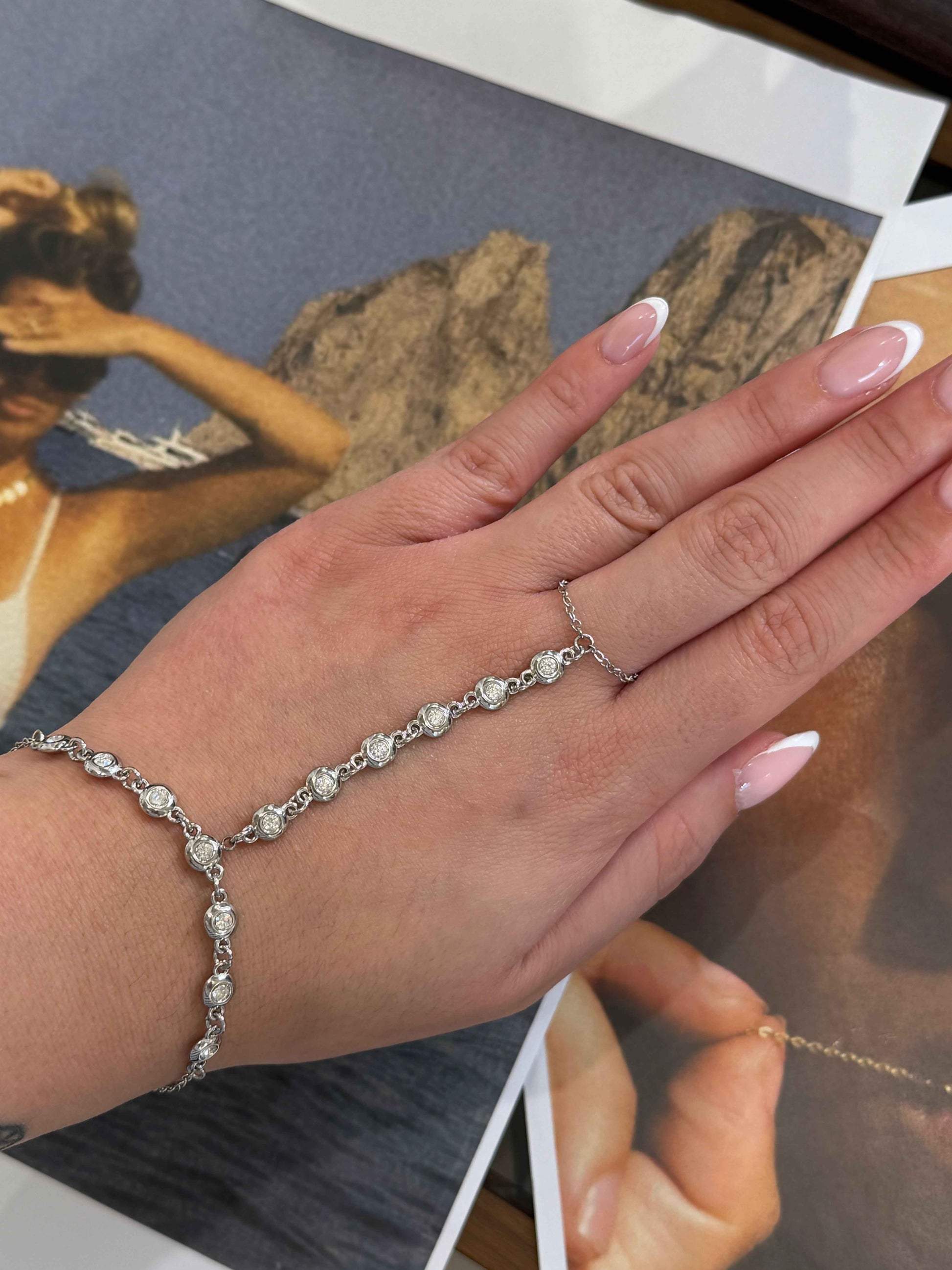 Crystal Glow Hand Chain – Ατσάλινο Βραχιόλι Χεριού με Ζιργκόν