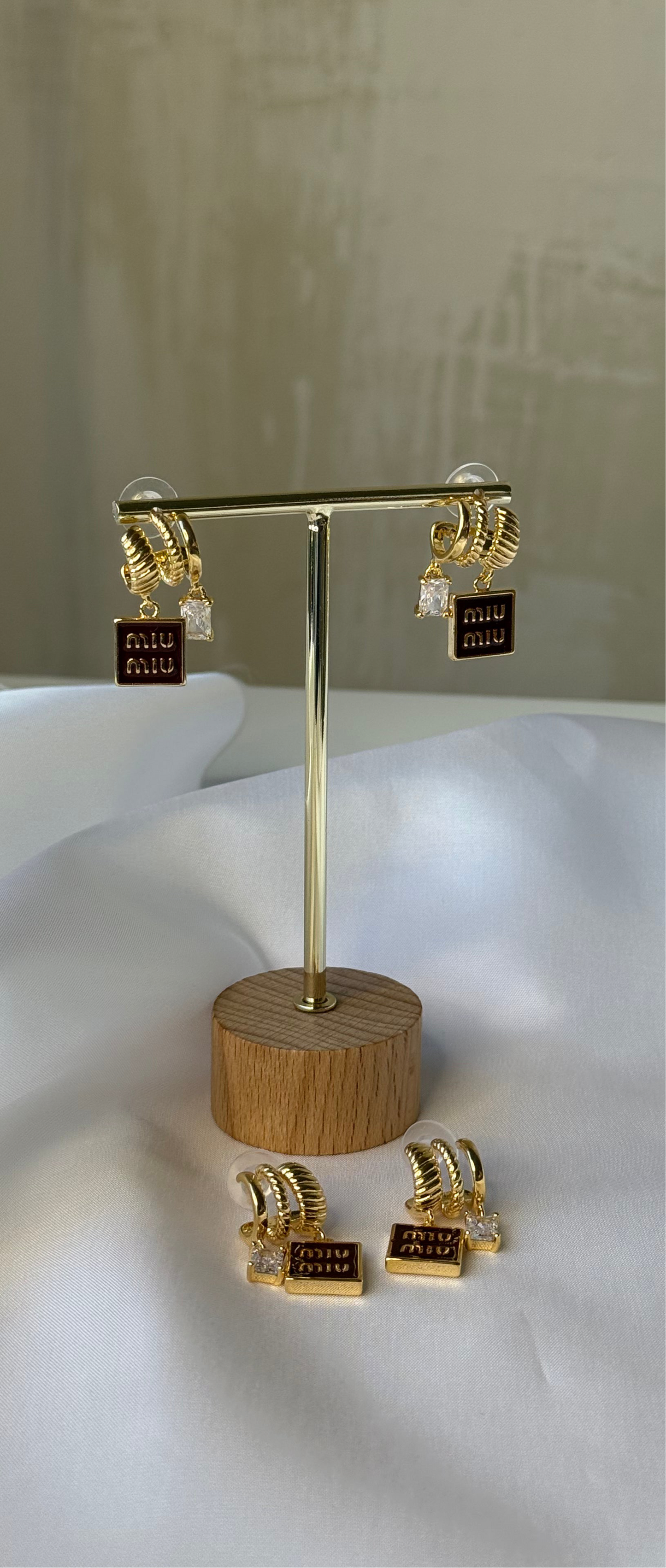 Χρυσά Σκουλαρίκια Ορείχαλκου με Μπορντό Κρεμαστά Στοιχεία και Στρας – Pnoe Studio