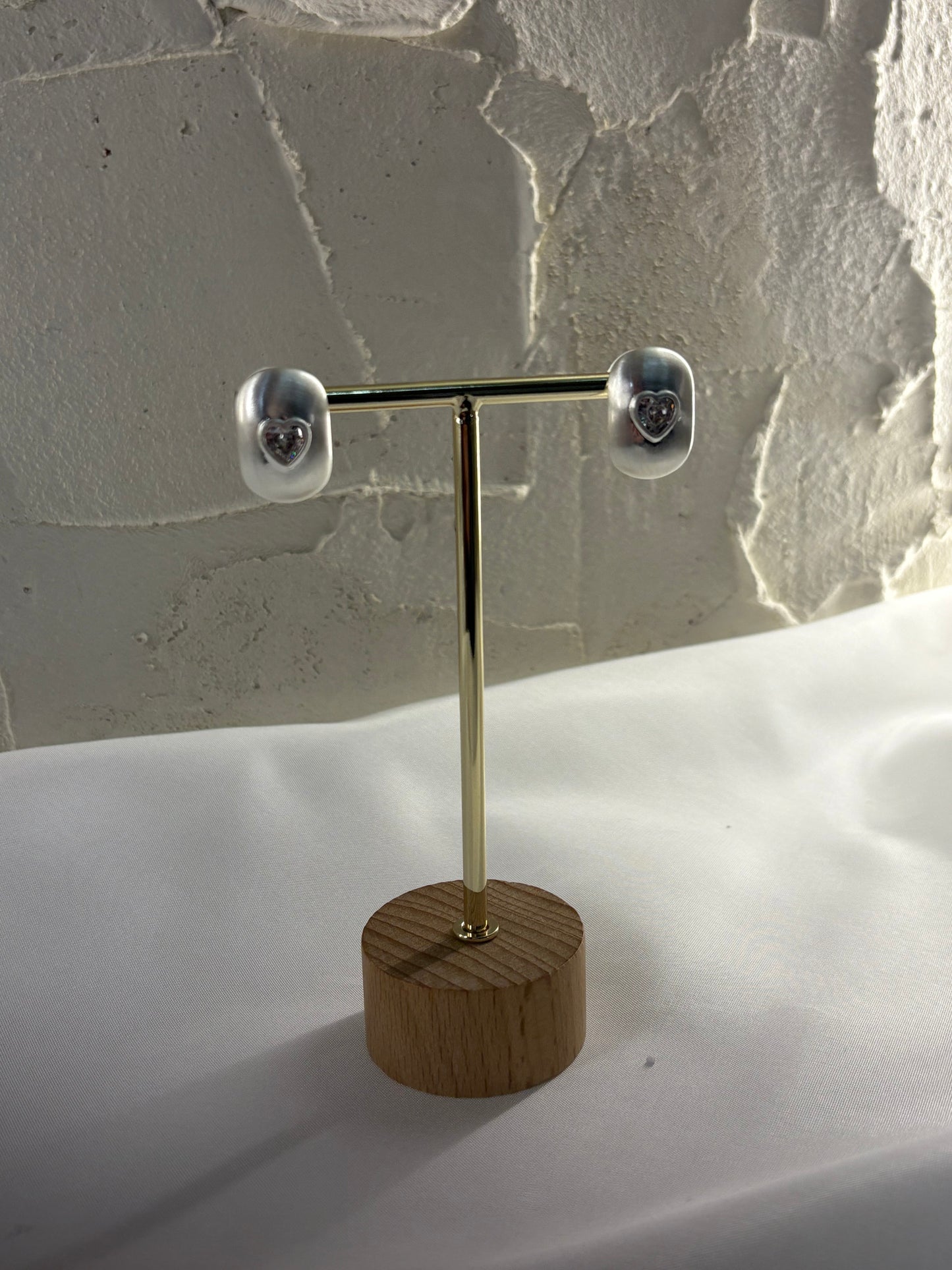 Σκουλαρίκια ασημί με καρδιά στην μέση