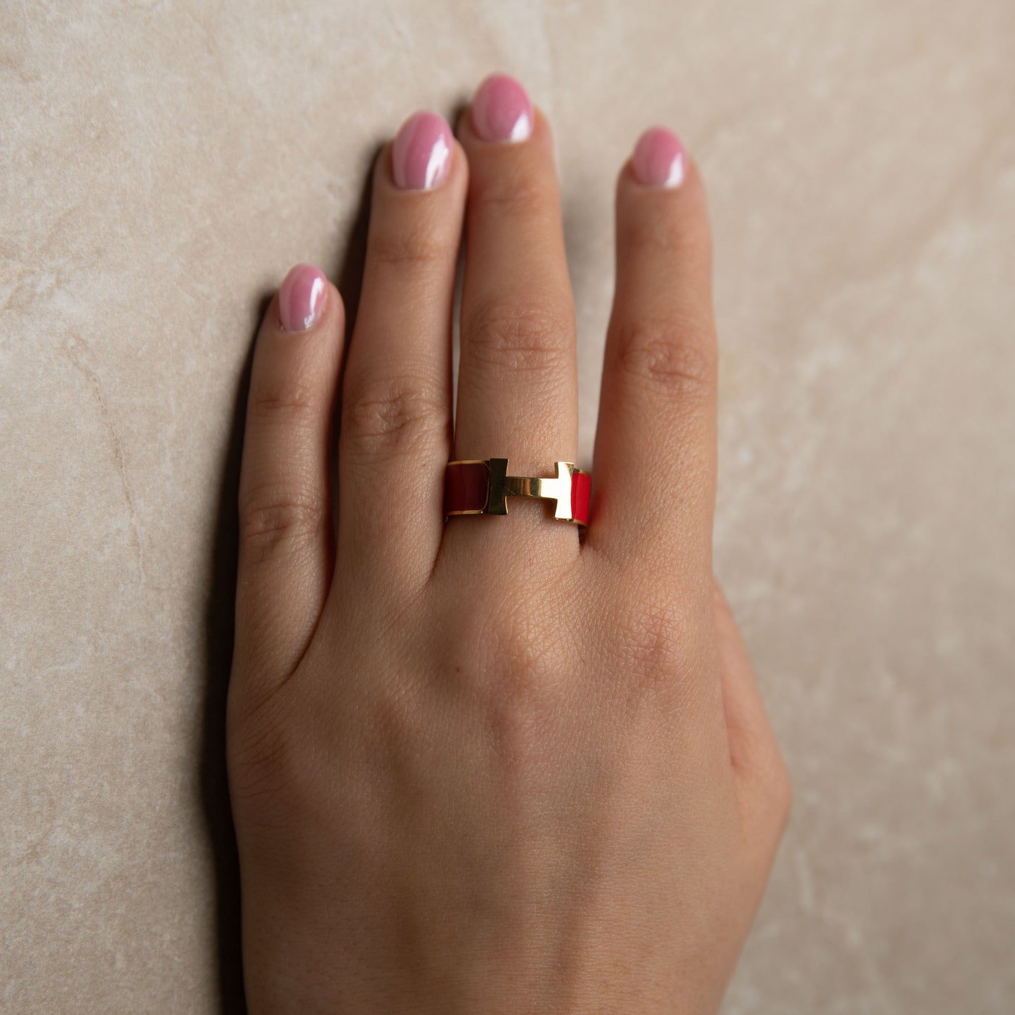 Φαρδύ Δαχτυλίδι σε Χρυσό και Κόκκινο Χρώμα με Γεωμετρικό Σχέδιο | Εντυπωσιακό και Μοντέρνο
