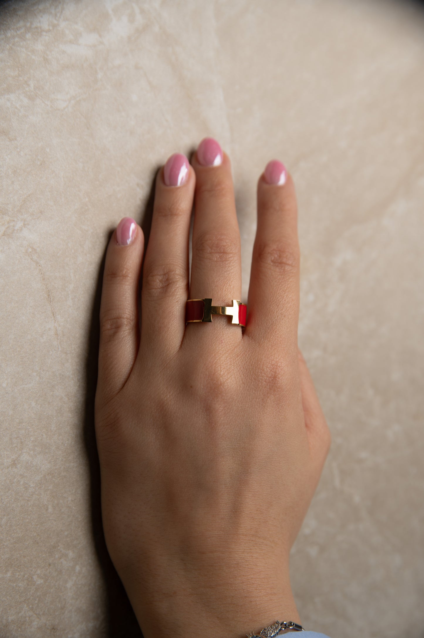 Φαρδύ Δαχτυλίδι σε Χρυσό και Κόκκινο Χρώμα με Γεωμετρικό Σχέδιο | Εντυπωσιακό και Μοντέρνο