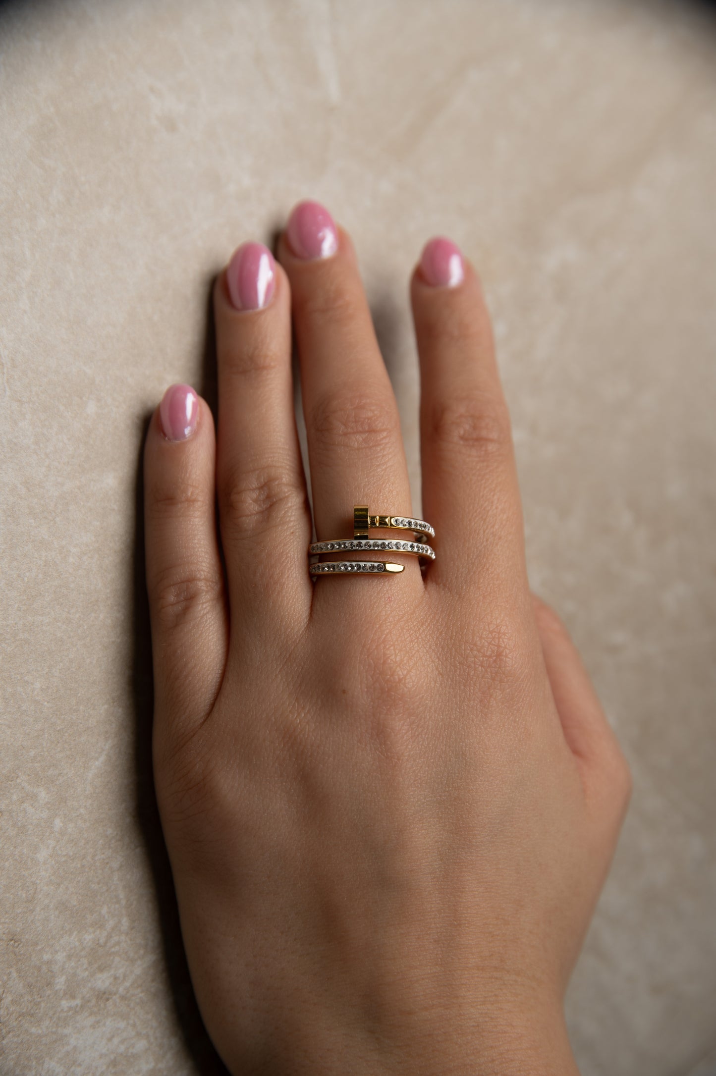 Τριπλό Δαχτυλίδι σε Χρυσό και Ασημί Χρώμα με Λαμπερές Πέτρες | Πολυτελές και Μοντέρνο