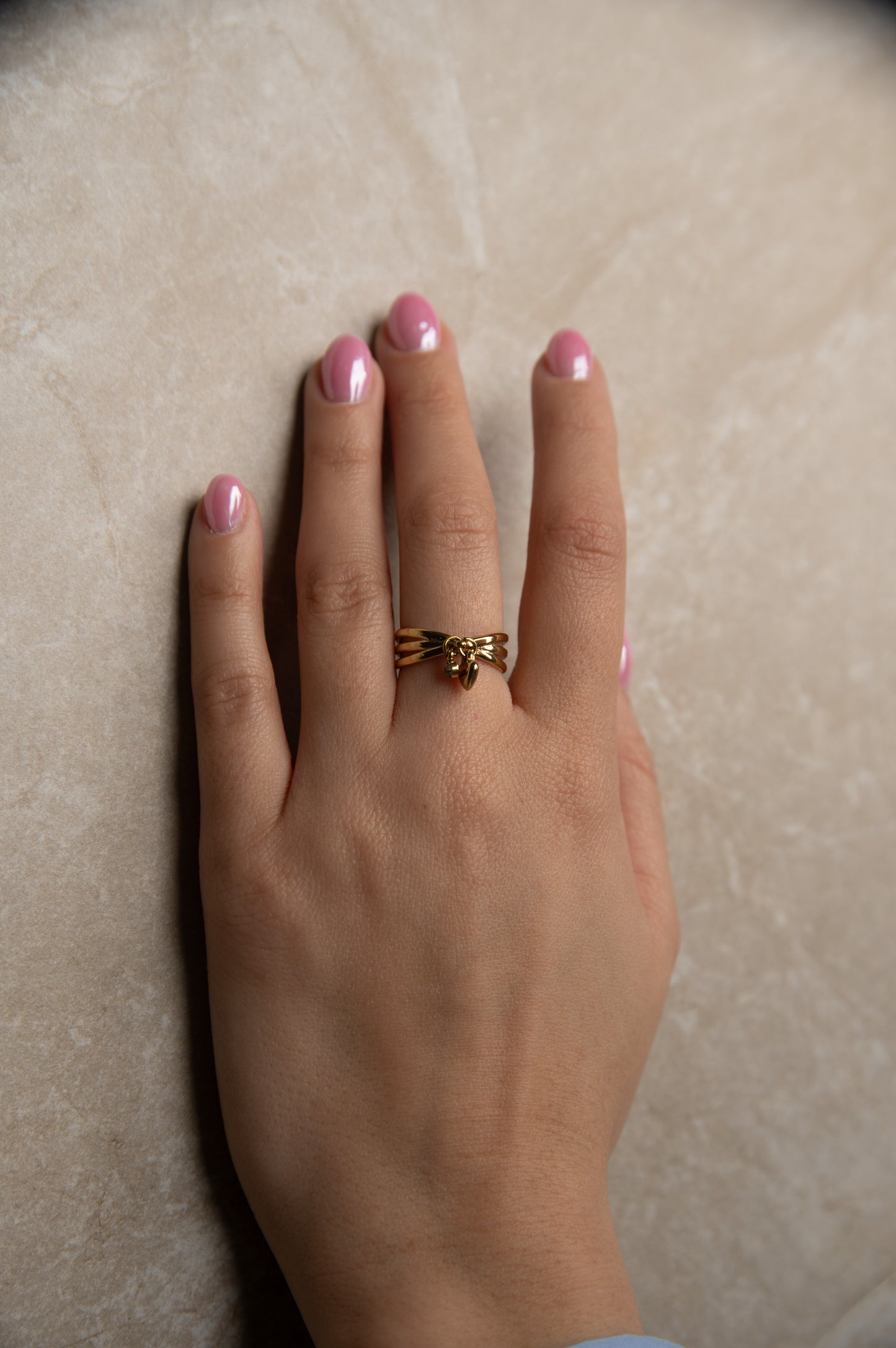 Δαχτυλίδι σε Χρυσό Χρώμα με Σχέδιο Καρδιάς και Φιόγκο | Ρομαντικό και Κομψό