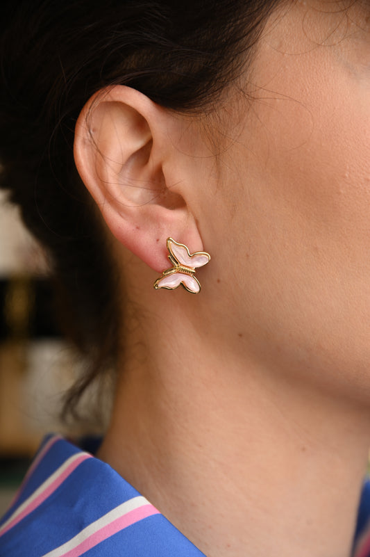 Butterfly Blush – Σκουλαρίκι σε Σχήμα Πεταλούδας με Σμάλτο