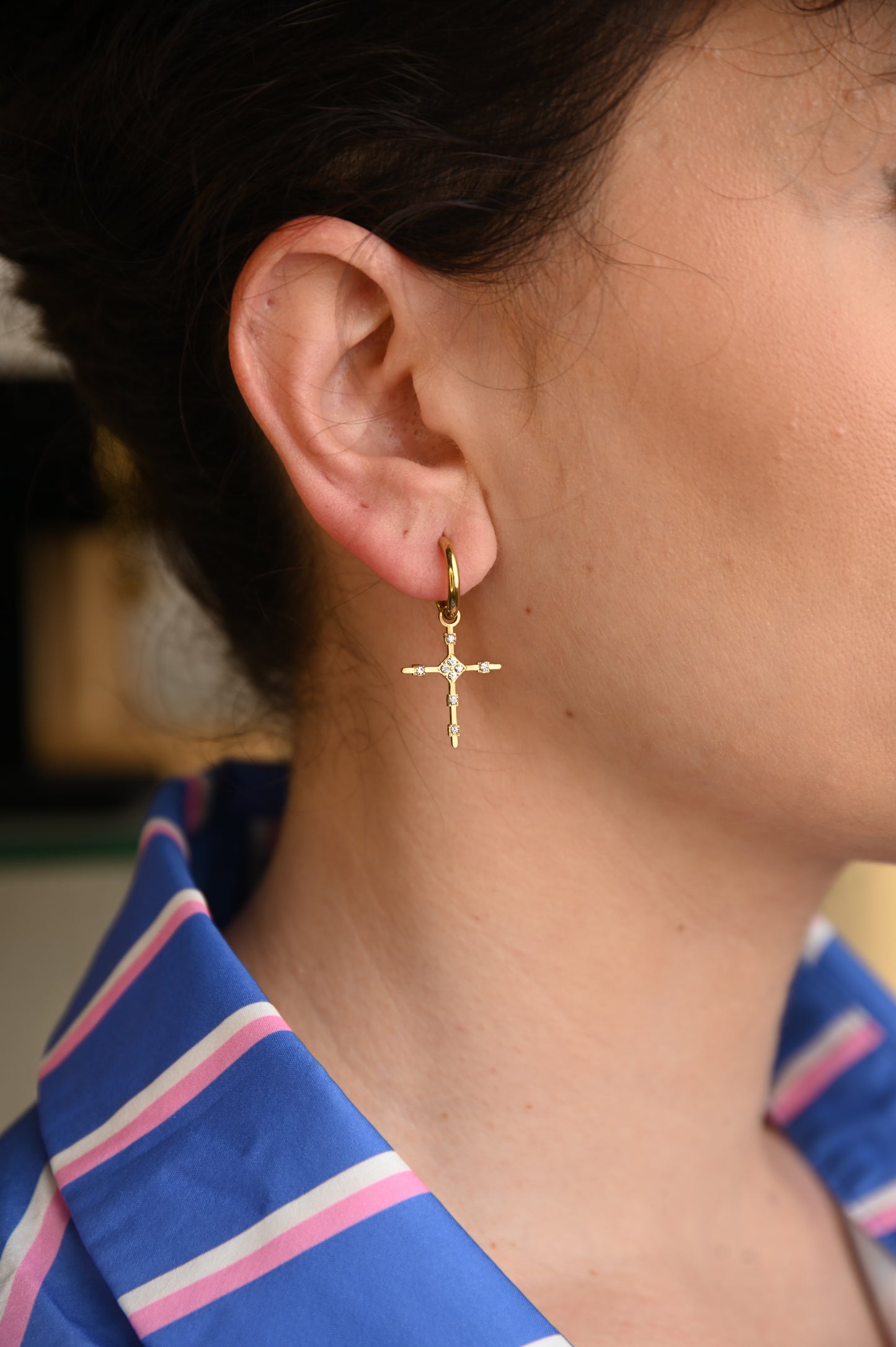 Χρυσό Σκουλαρίκι Κρίκος με Σταυρό και Στρας - Pnoe Studio