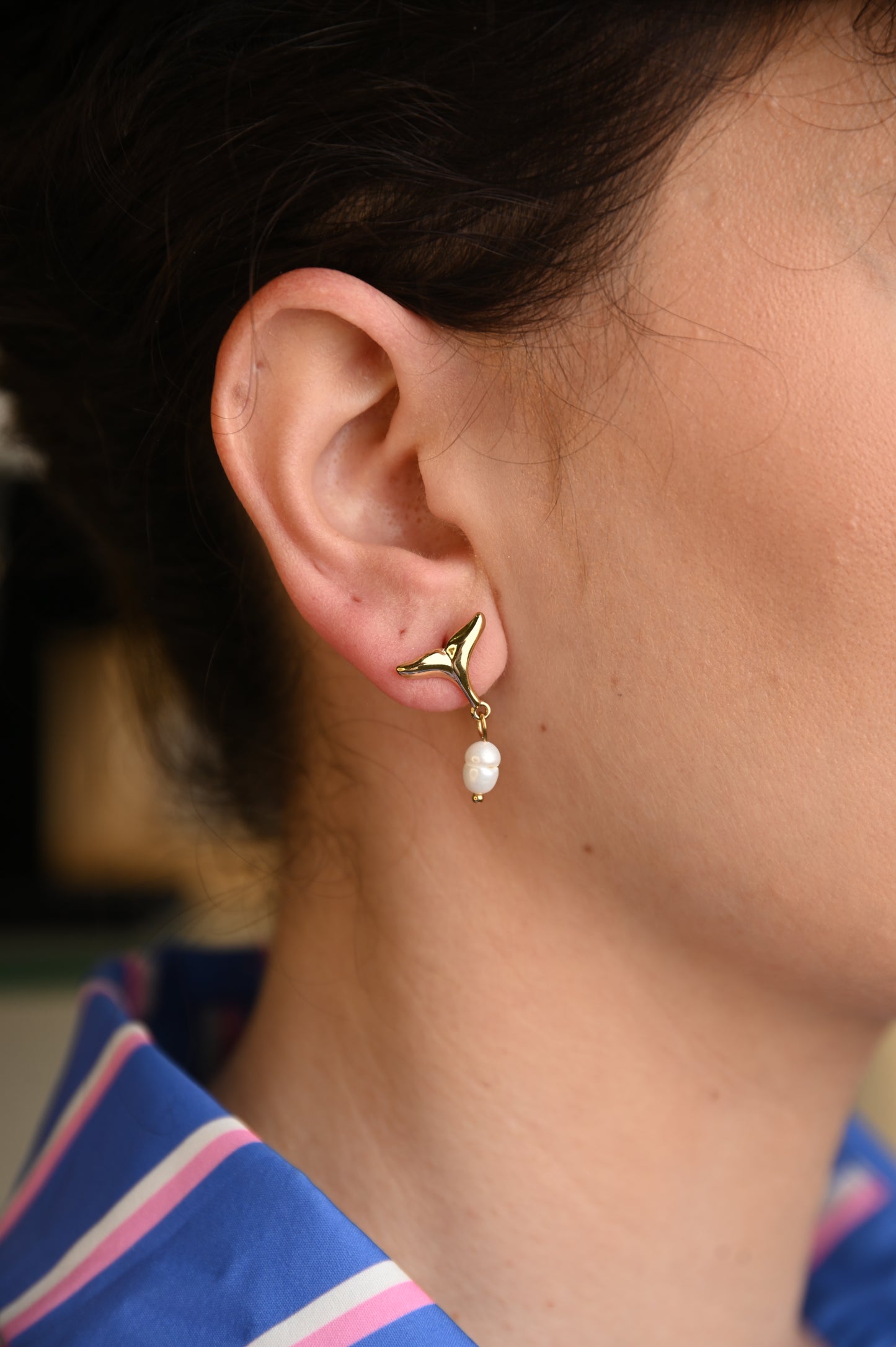 Whale Tail Pearl – Μοναδικό Θαλάσσιο Σκουλαρίκι με Λευκή Πέρλα