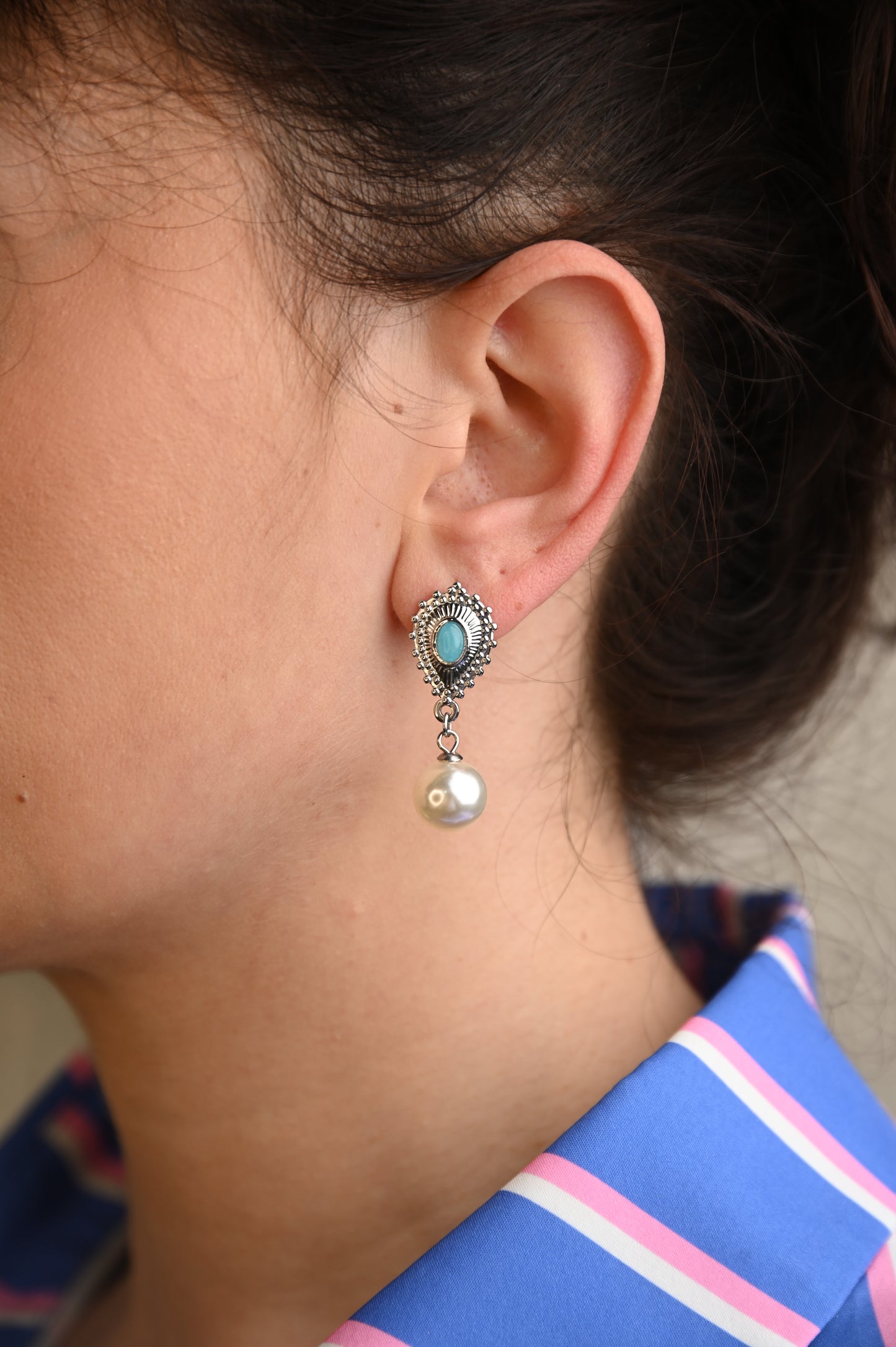 Pearl Drop – Σκουλαρίκι με Πέρλα & Ρετρό Λεπτομέρειες