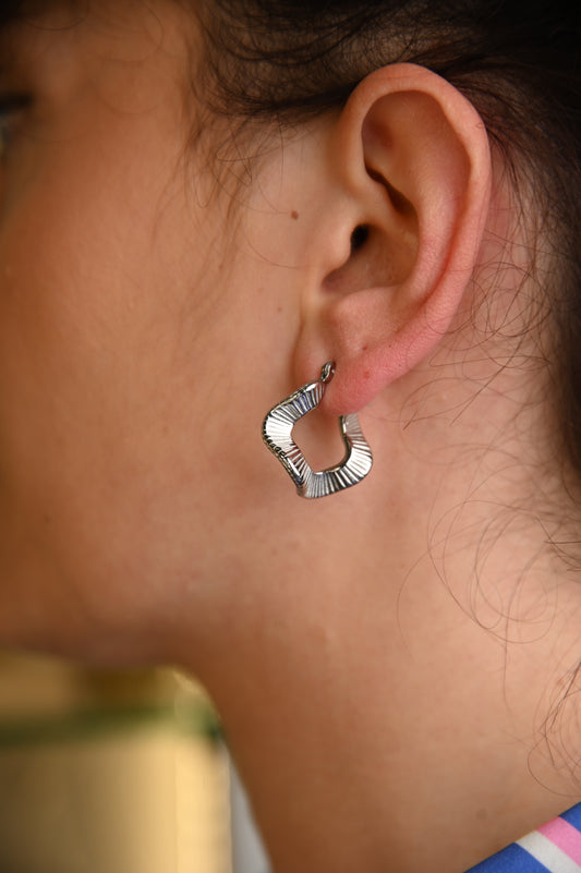Ασημί Σκουλαρίκι Κυματιστό Σχήμα - Pnoe Studio