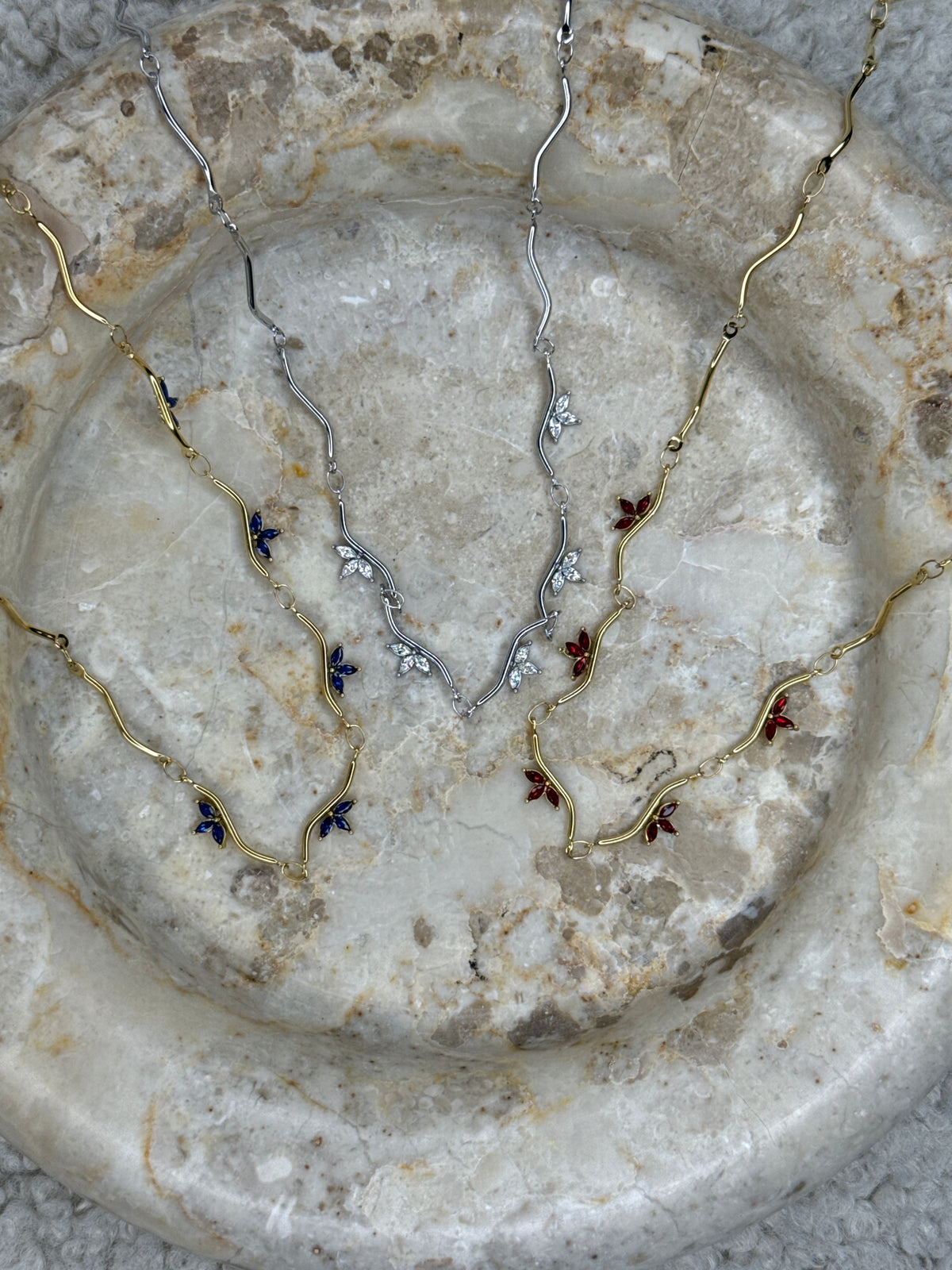 FLOREA – Ατσάλινο Κολιέ με Τρία Λουλούδια
