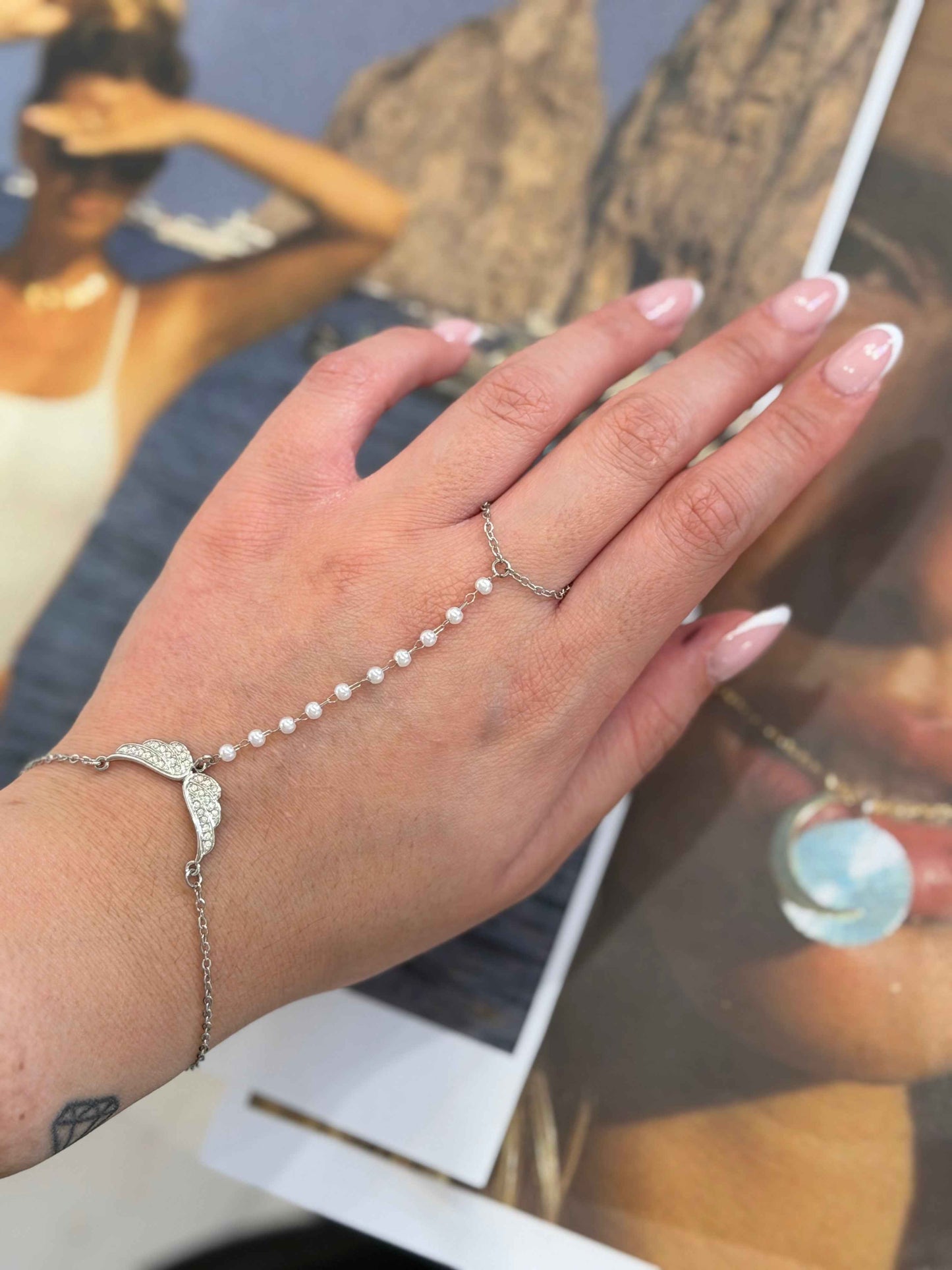 Angel Wings Hand Chain – Ατσάλινο Βραχιόλι Χεριού με Πέρλες