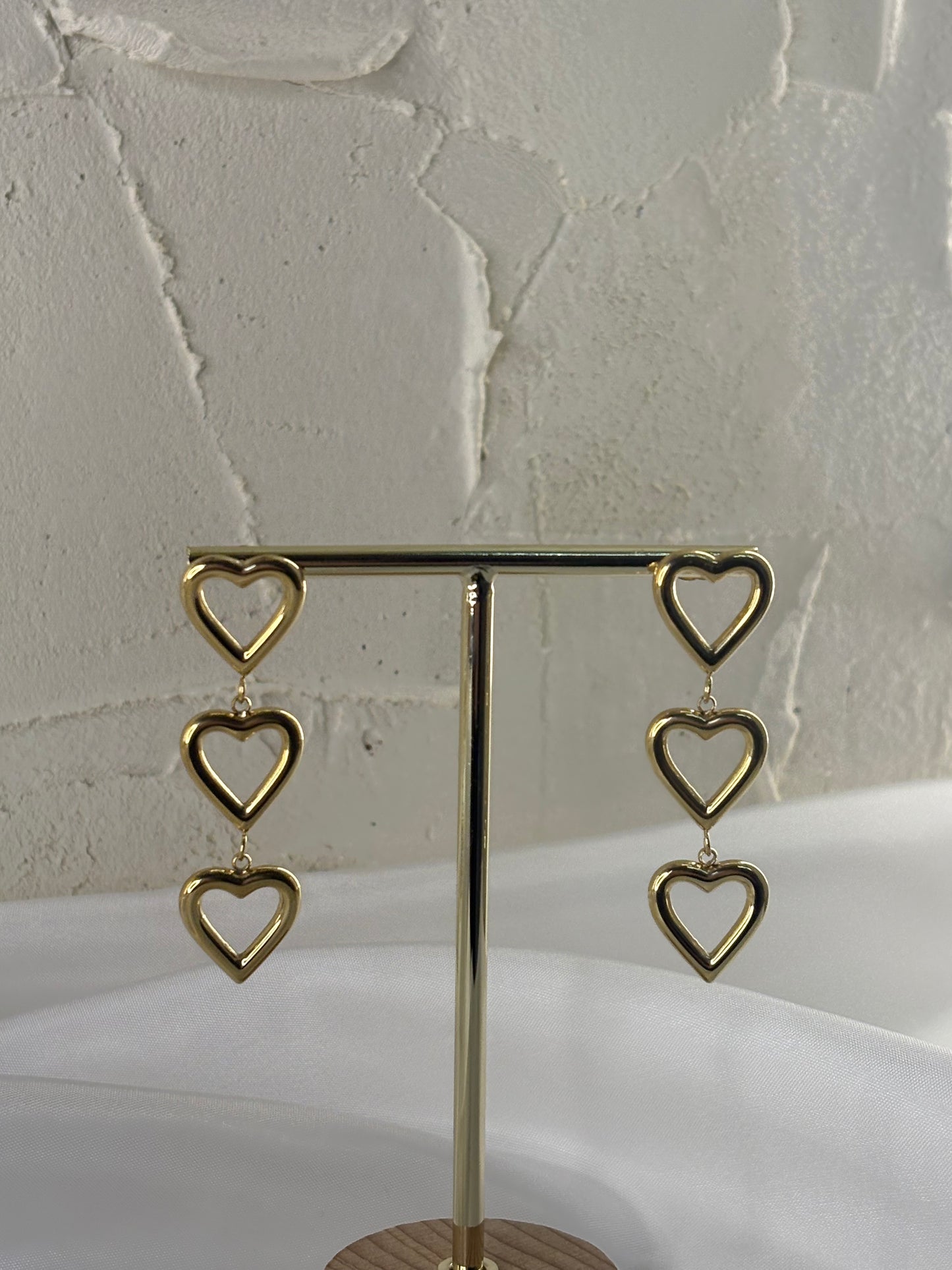 Gold-colored steel earrings with hearts