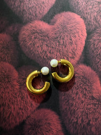Pearl Orbit – Gold Hoop Ατσάλινο Σκουλαρίκι