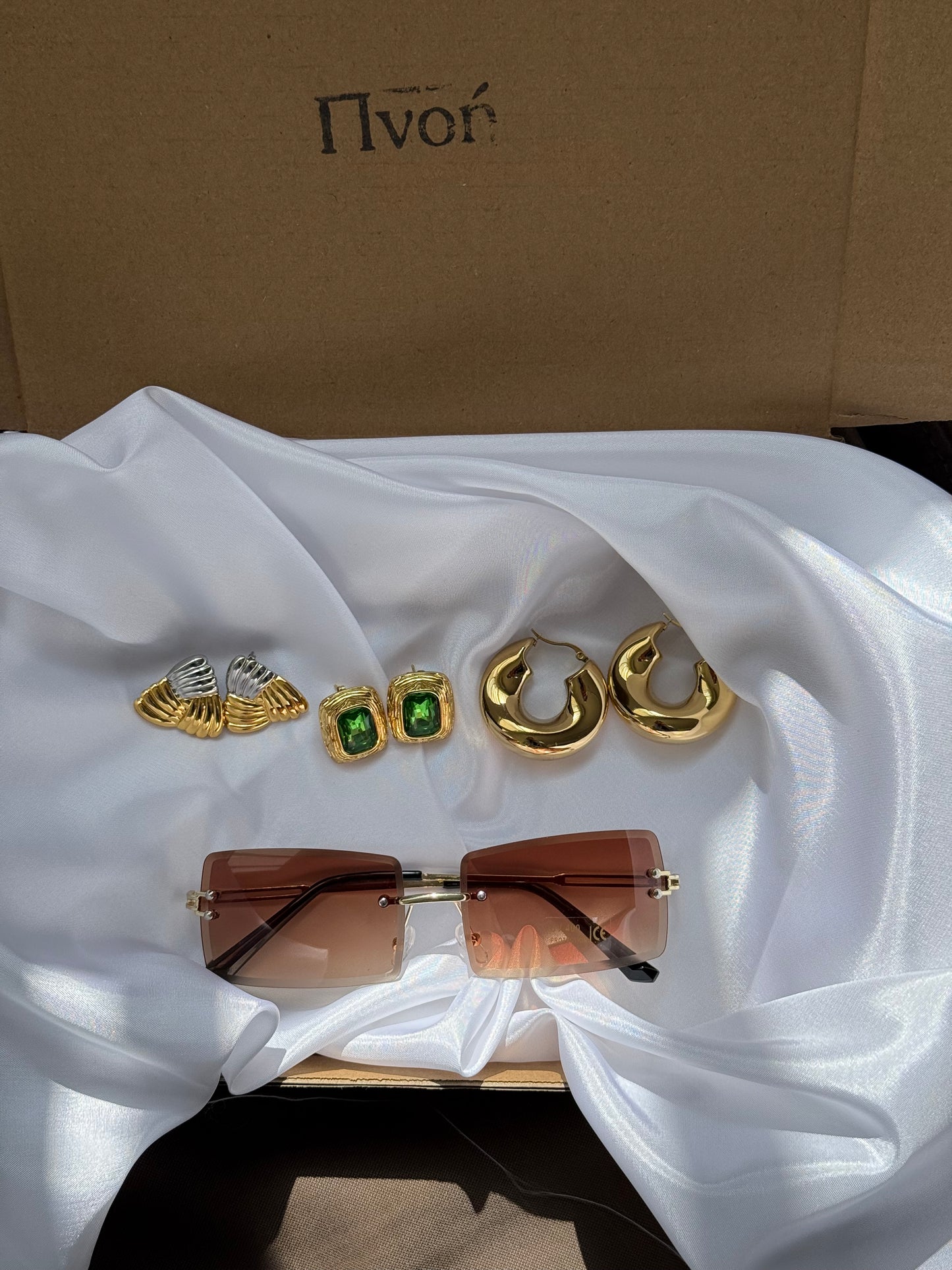 ✨VIRAL MYSTERY BOX – Σετ 3 Ατσάλινα Σκουλαρίκια & Γυαλι Ηλίου σε Χρυσό ή Ασημί