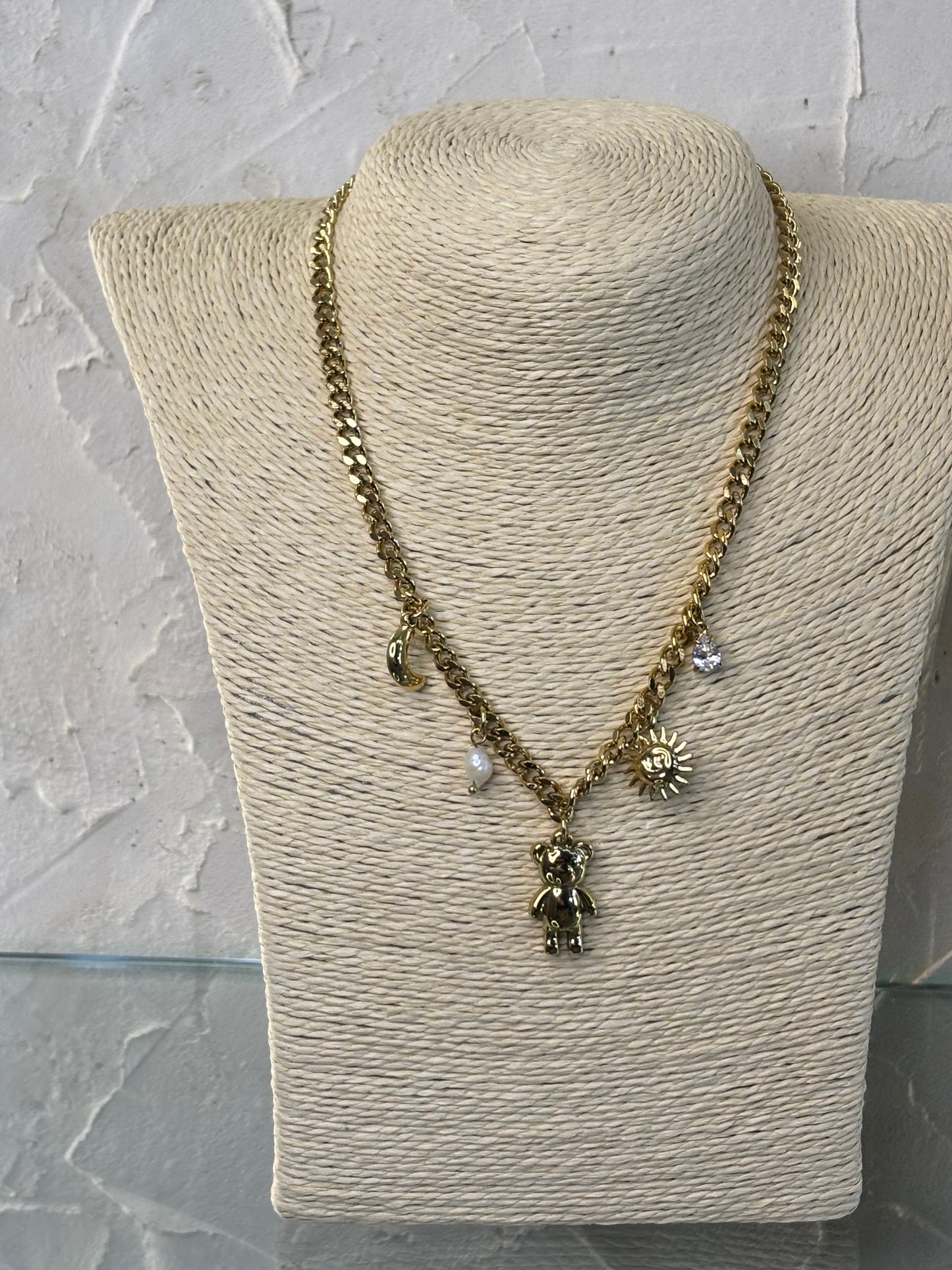 Κολιες χρυσό με charms αρκουδάκι και  πέρλες