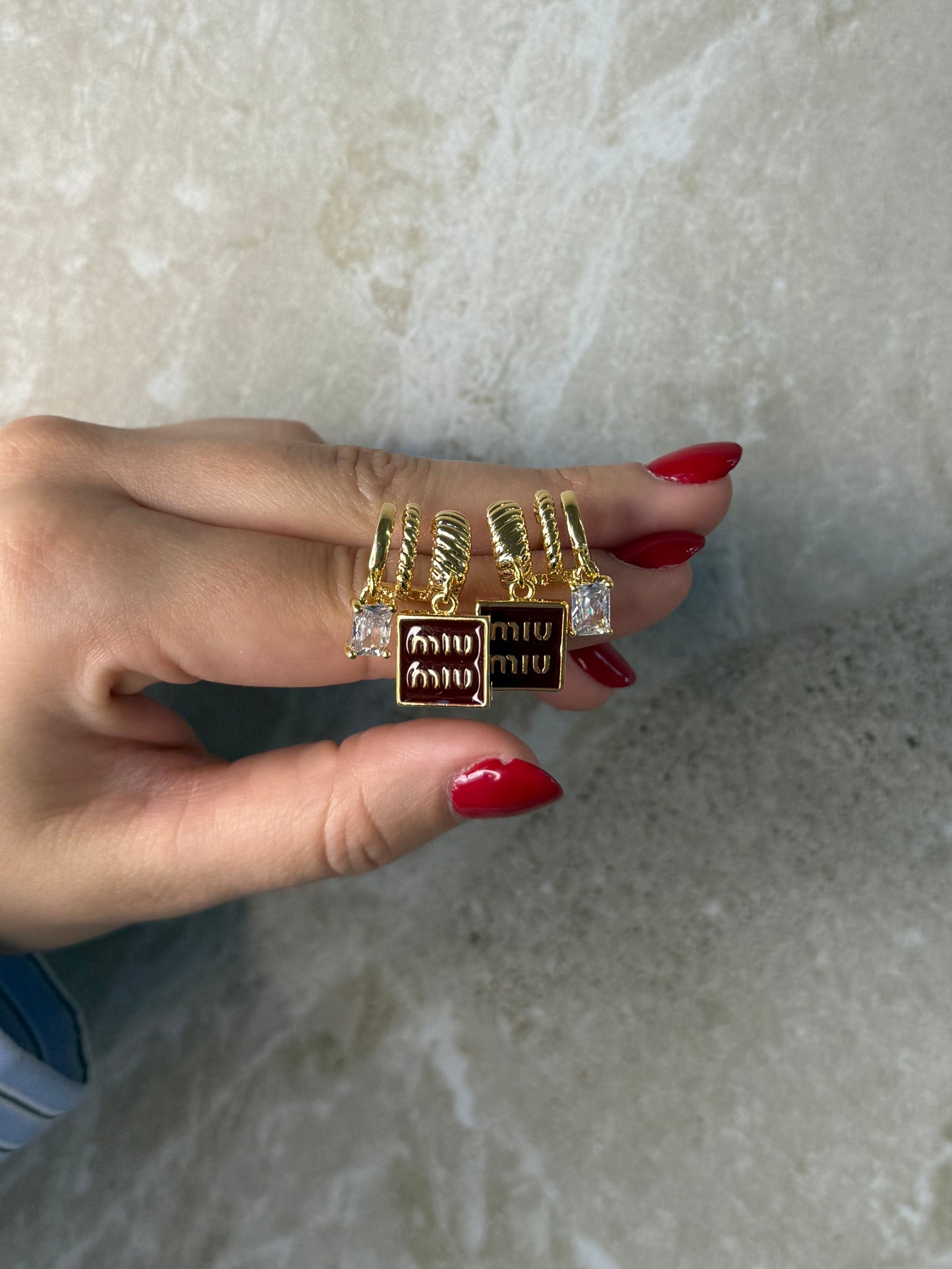 Χρυσά Σκουλαρίκια Ορείχαλκου με Μπορντό Κρεμαστά Στοιχεία και Στρας – Pnoe Studio