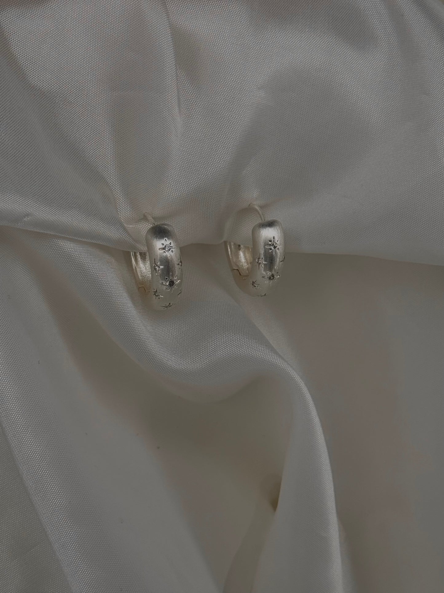 Stardust Hoops – Σκουλαρίκια Ανθεκτικός Ορείχαλκος