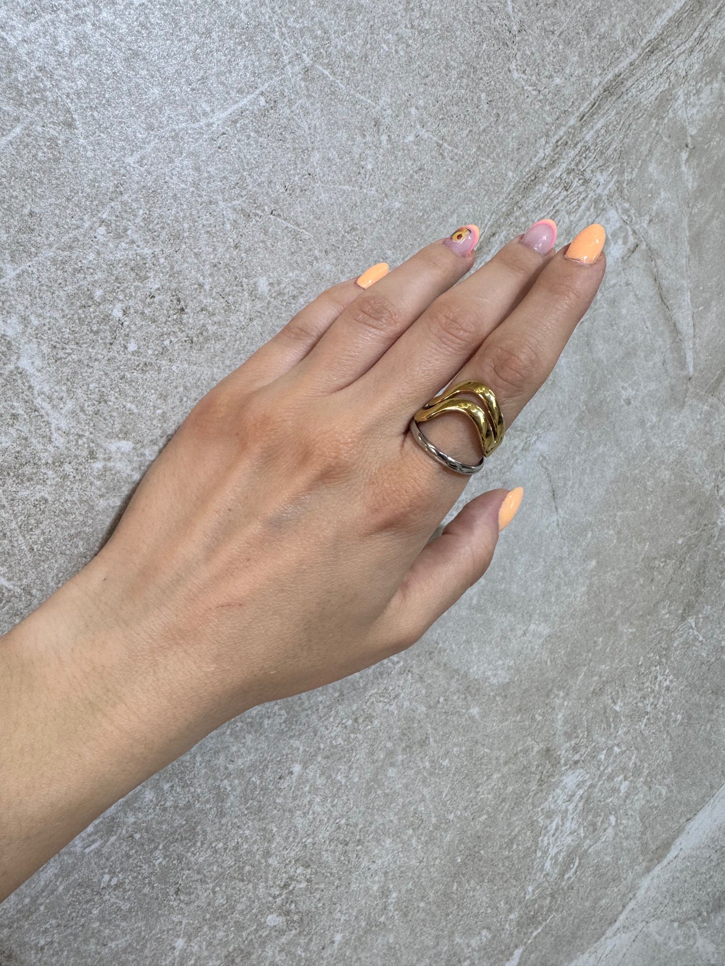 Δαχτυλίδι “Tide Loop” – Κύματα σε Ατέρμονη Ροή