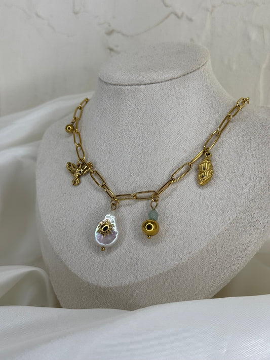 SOLEIL DE PERLE – Χρυσό Κολιέ με Charms & Λευκή Πέρλα stainless steel
