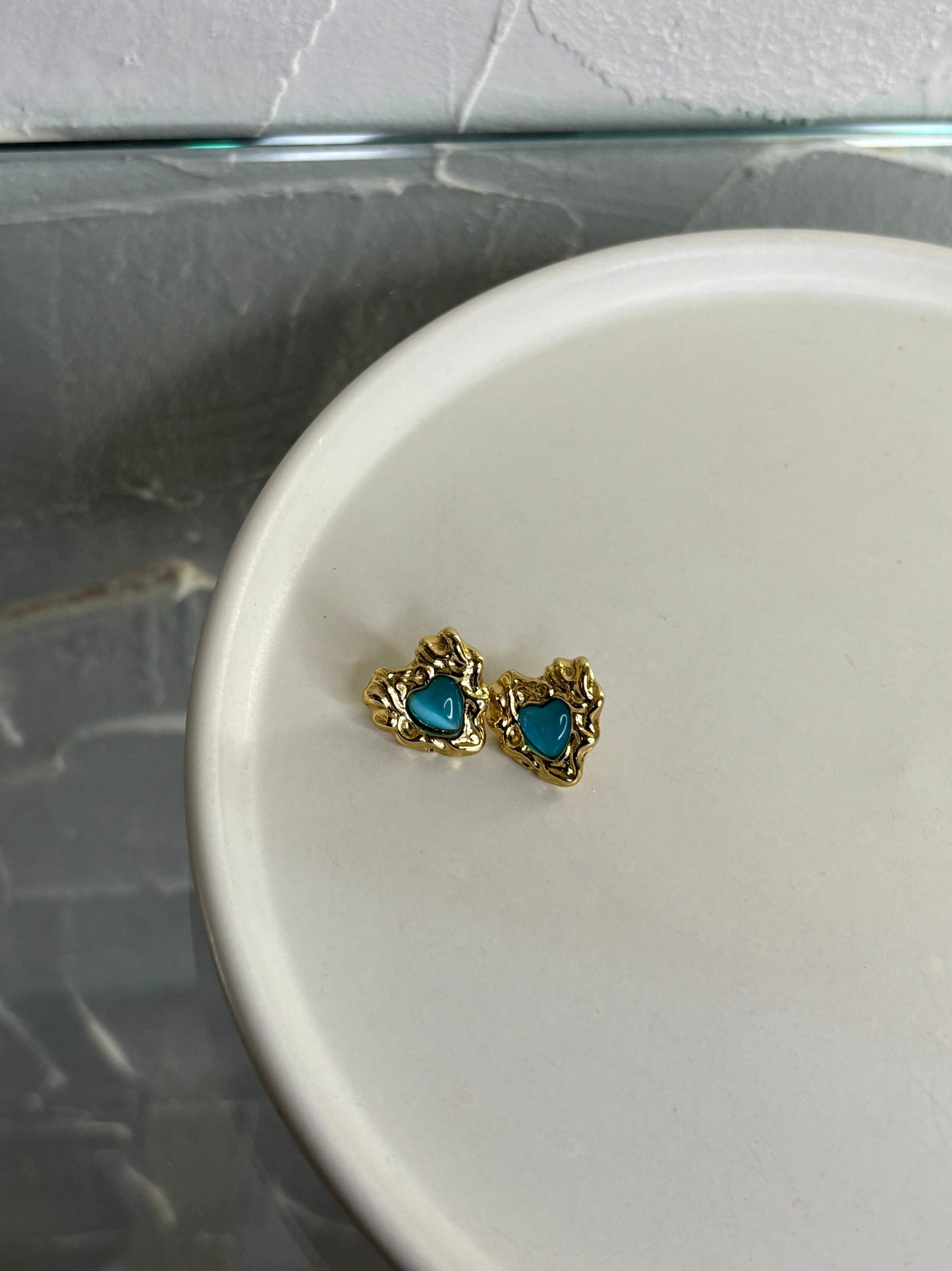 Σκουλαρίκι ατσάλινο σε σχήμα καρδιάς με μπλε πετράδι