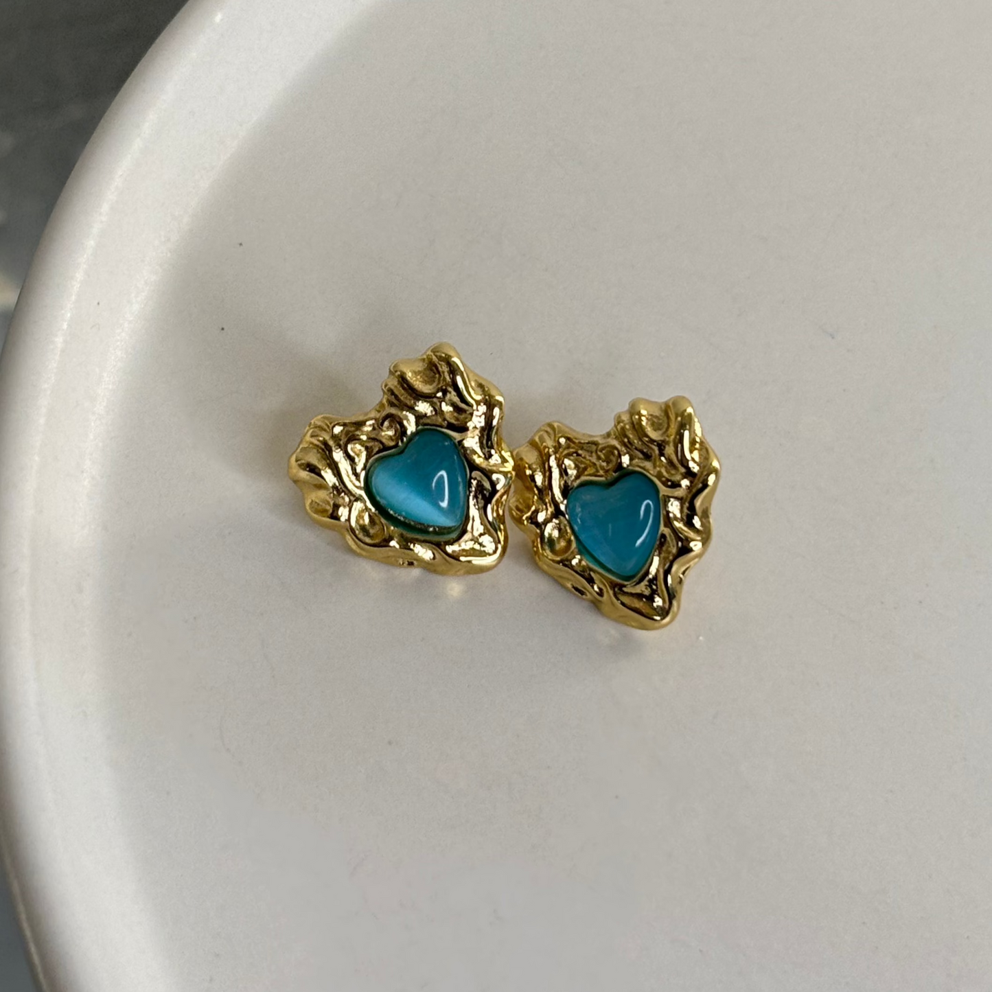 Σκουλαρίκι ατσάλινο σε σχήμα καρδιάς με μπλε πετράδι