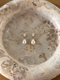 Whispering pearl – stainless steel σκουλαρίκια