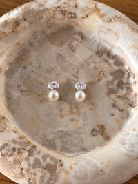 Honeyed pearl – stainless steel σκουλαρίκια
