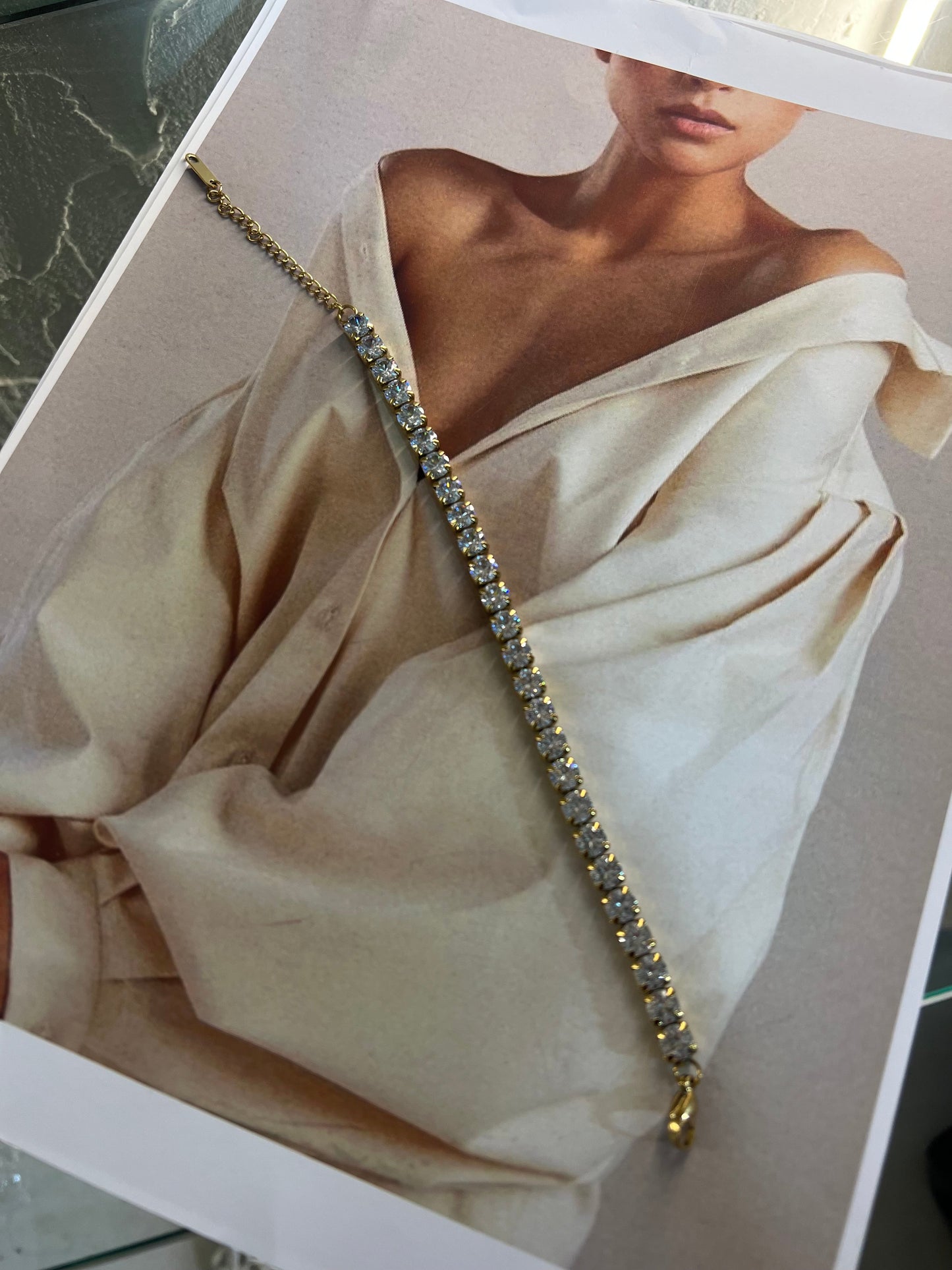 Βραχιόλι χρυσό με Στρας και Ατσάλινη Κατασκευή | Κομψότητα και Λάμψη