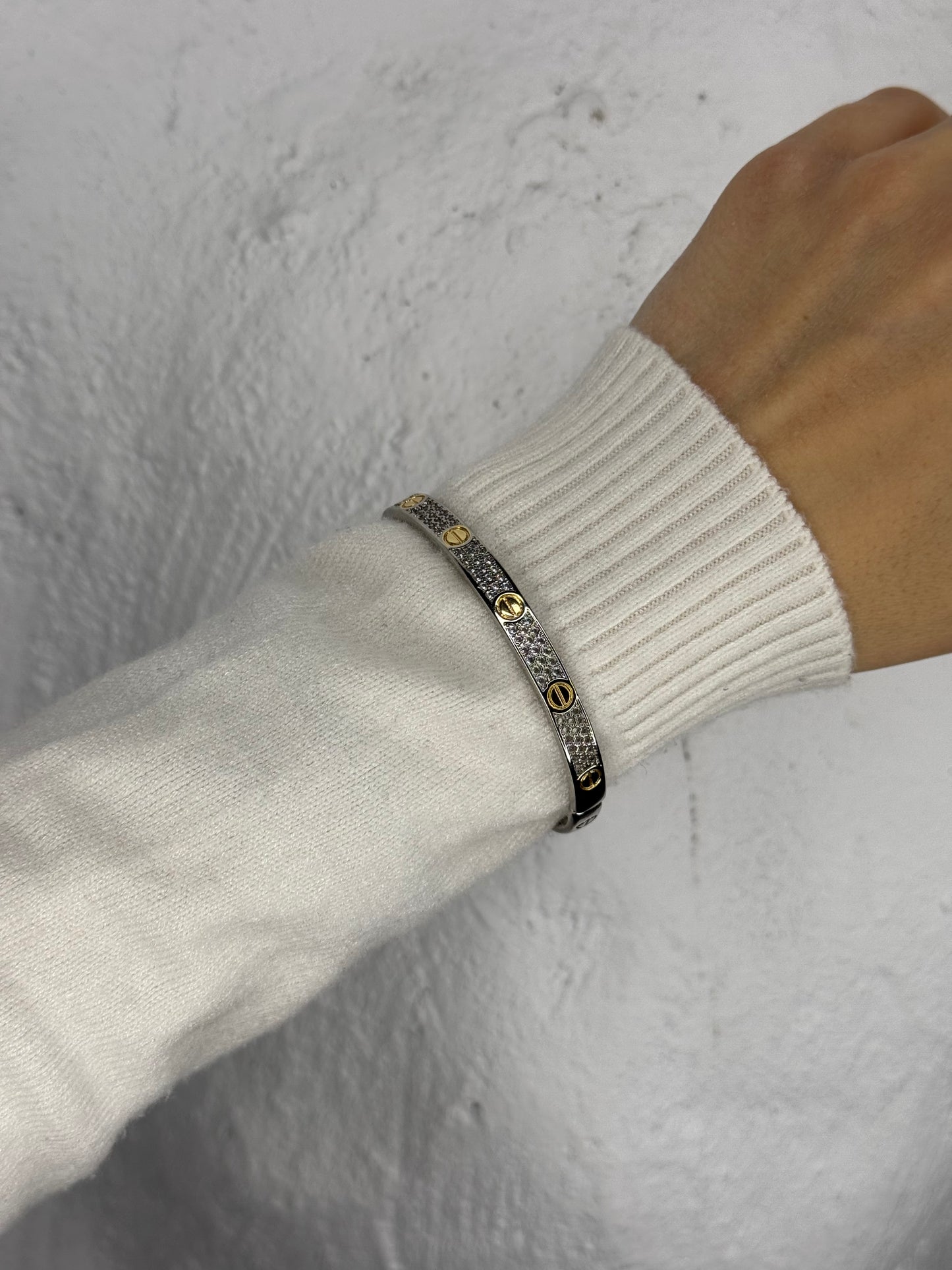 Iconic Rivet – χειροπέδα από ανθεκτικό ορείχαλκο