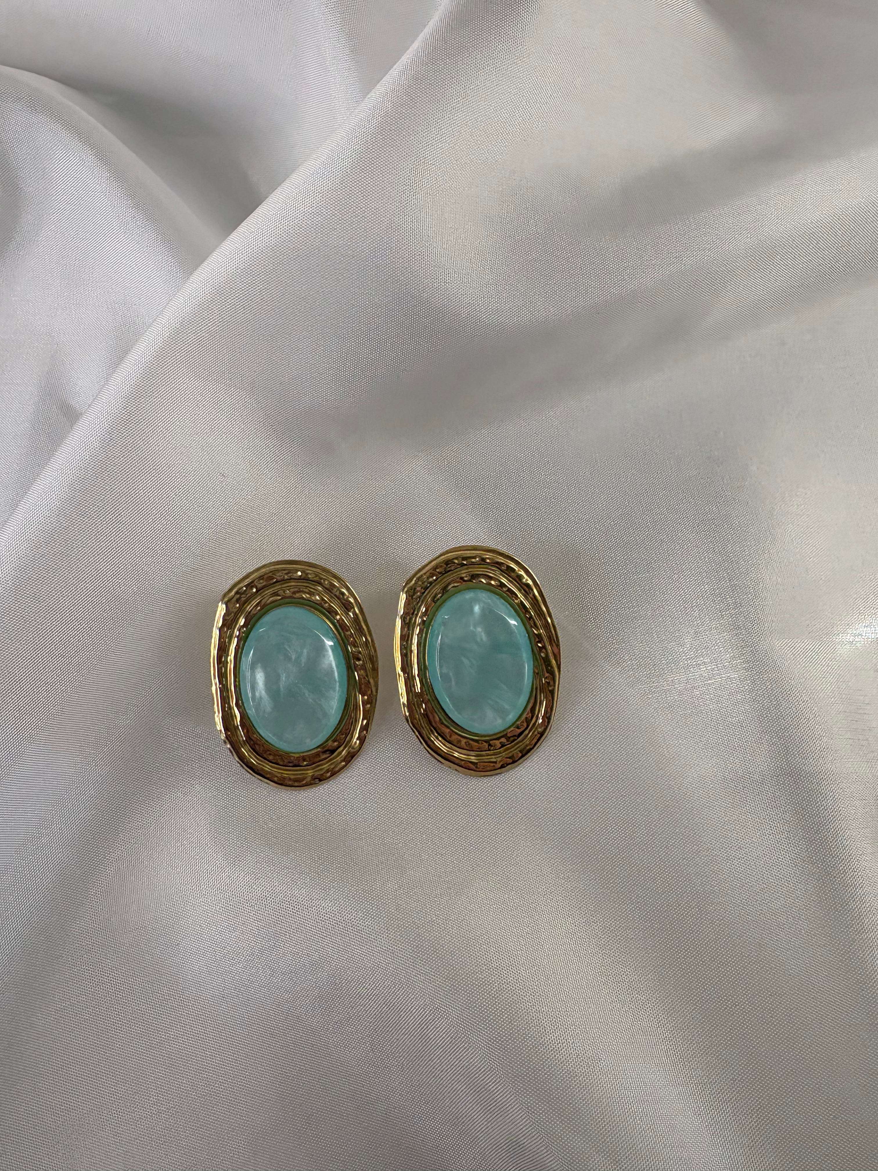 Gold earring with blue stone