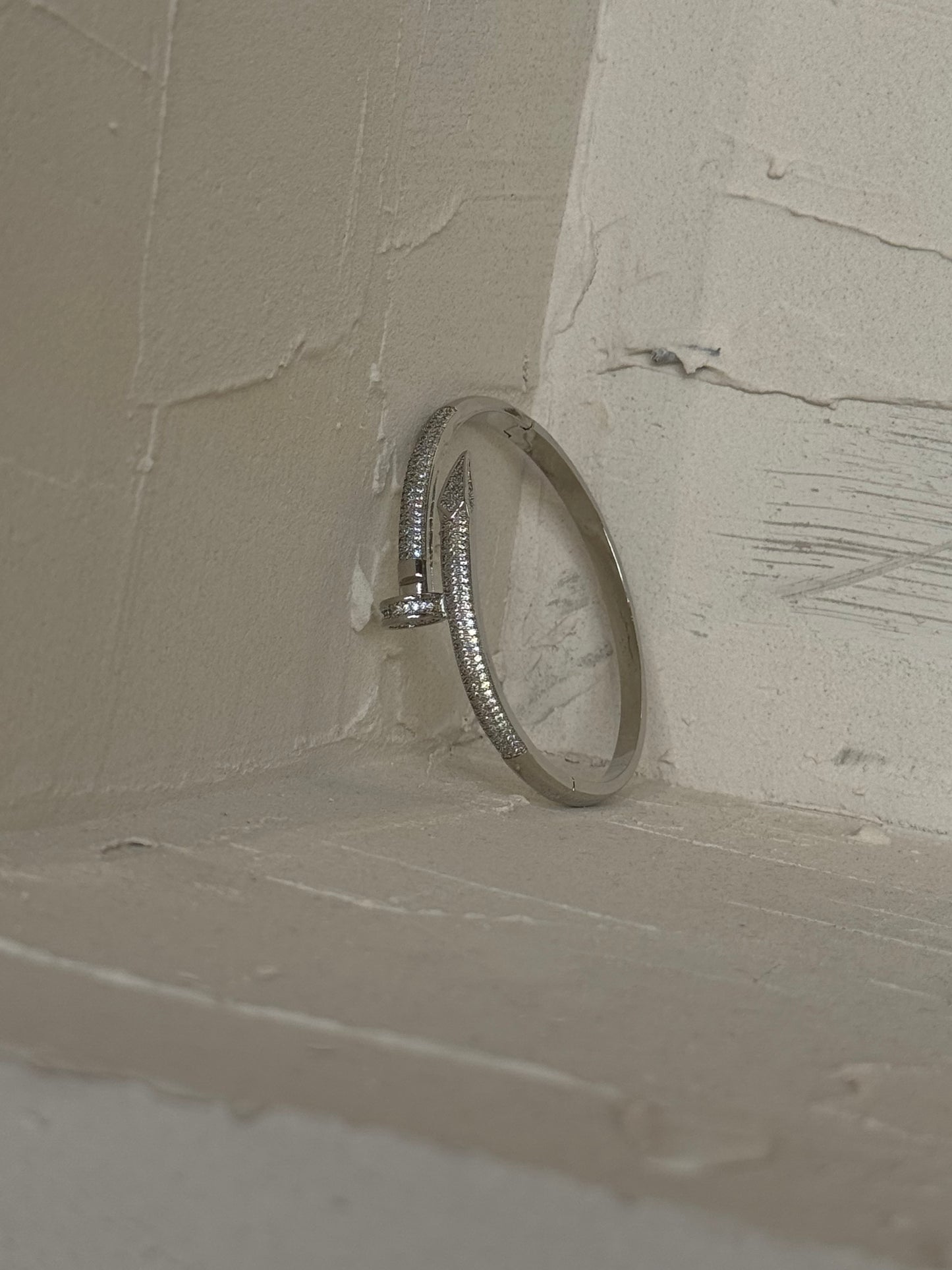 Χειροπεδα ατσάλινη με στρας καρφι