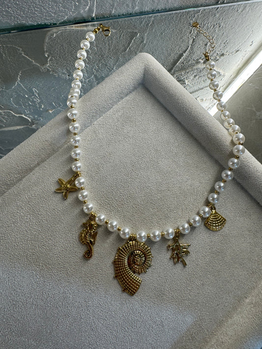 Κολιέ “Perla Marina” με Πέρλες & Χρυσά Θαλασσινά Charms – Pnoe Studio