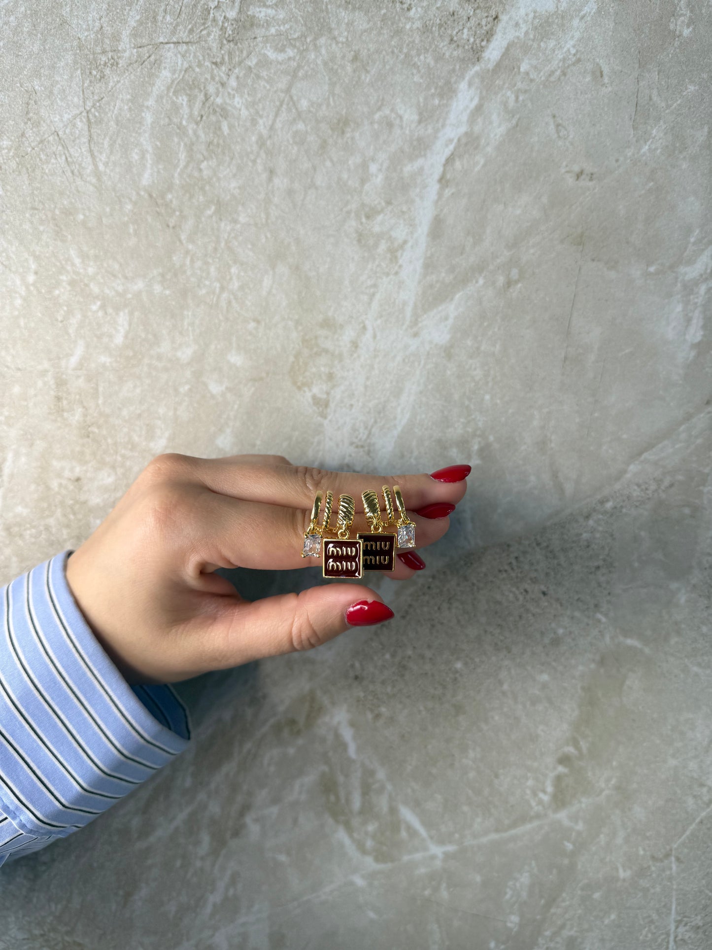 Χρυσά Σκουλαρίκια Ορείχαλκου με Μπορντό Κρεμαστά Στοιχεία και Στρας – Pnoe Studio