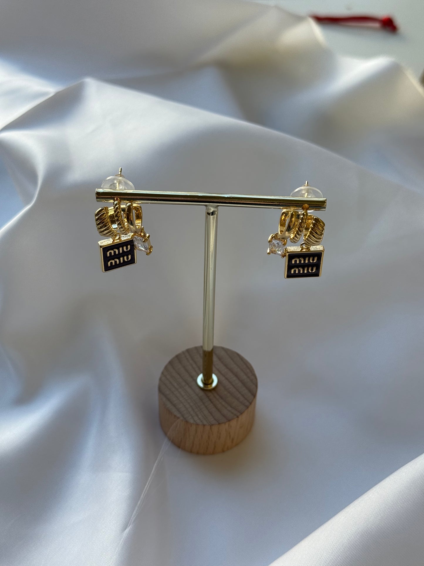 Χρυσά Σκουλαρίκια Ορείχαλκου με Μπορντό Κρεμαστά Στοιχεία και Στρας – Pnoe Studio