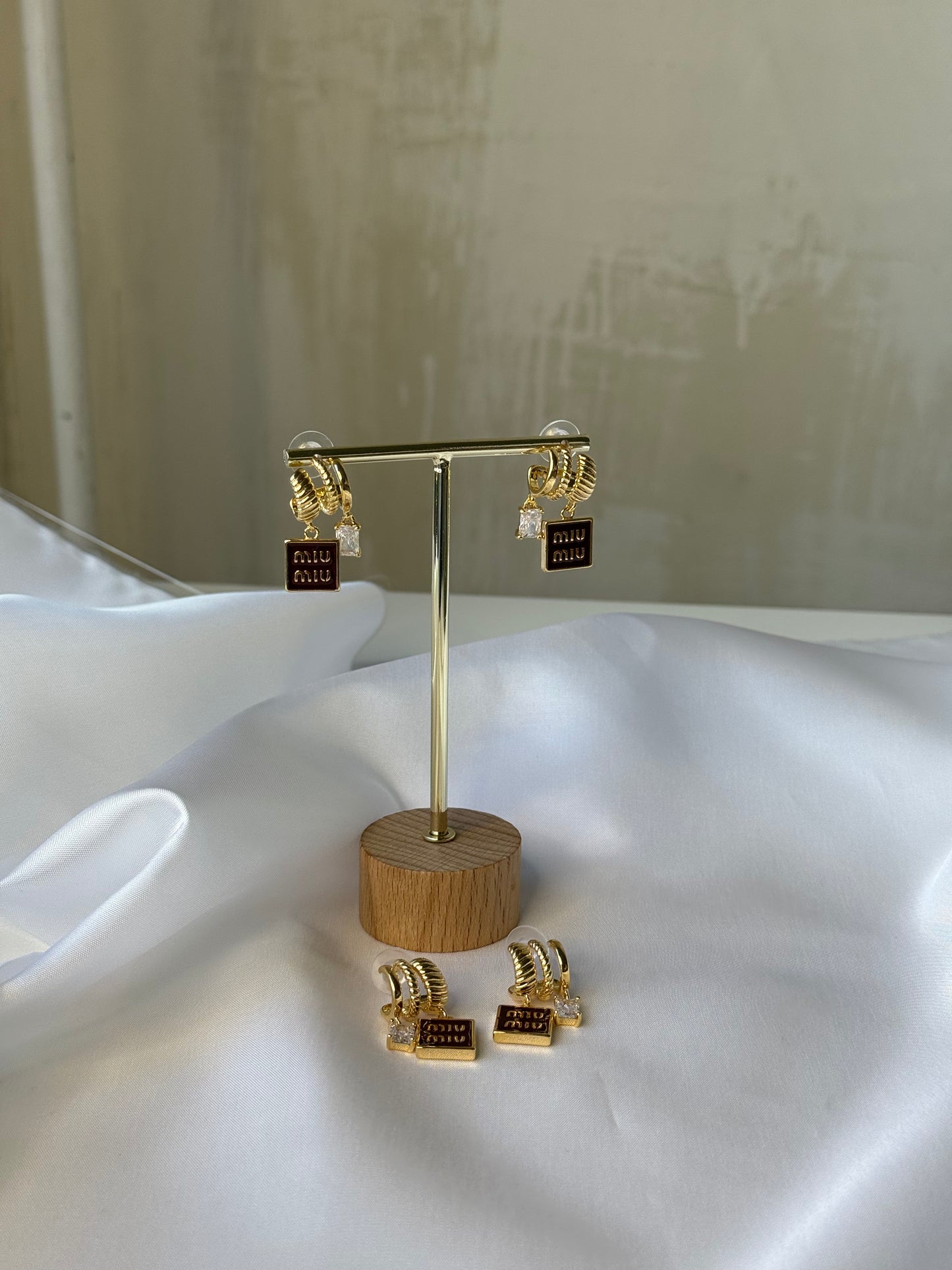 Χρυσά Σκουλαρίκια Ορείχαλκου με Μπορντό Κρεμαστά Στοιχεία και Στρας – Pnoe Studio