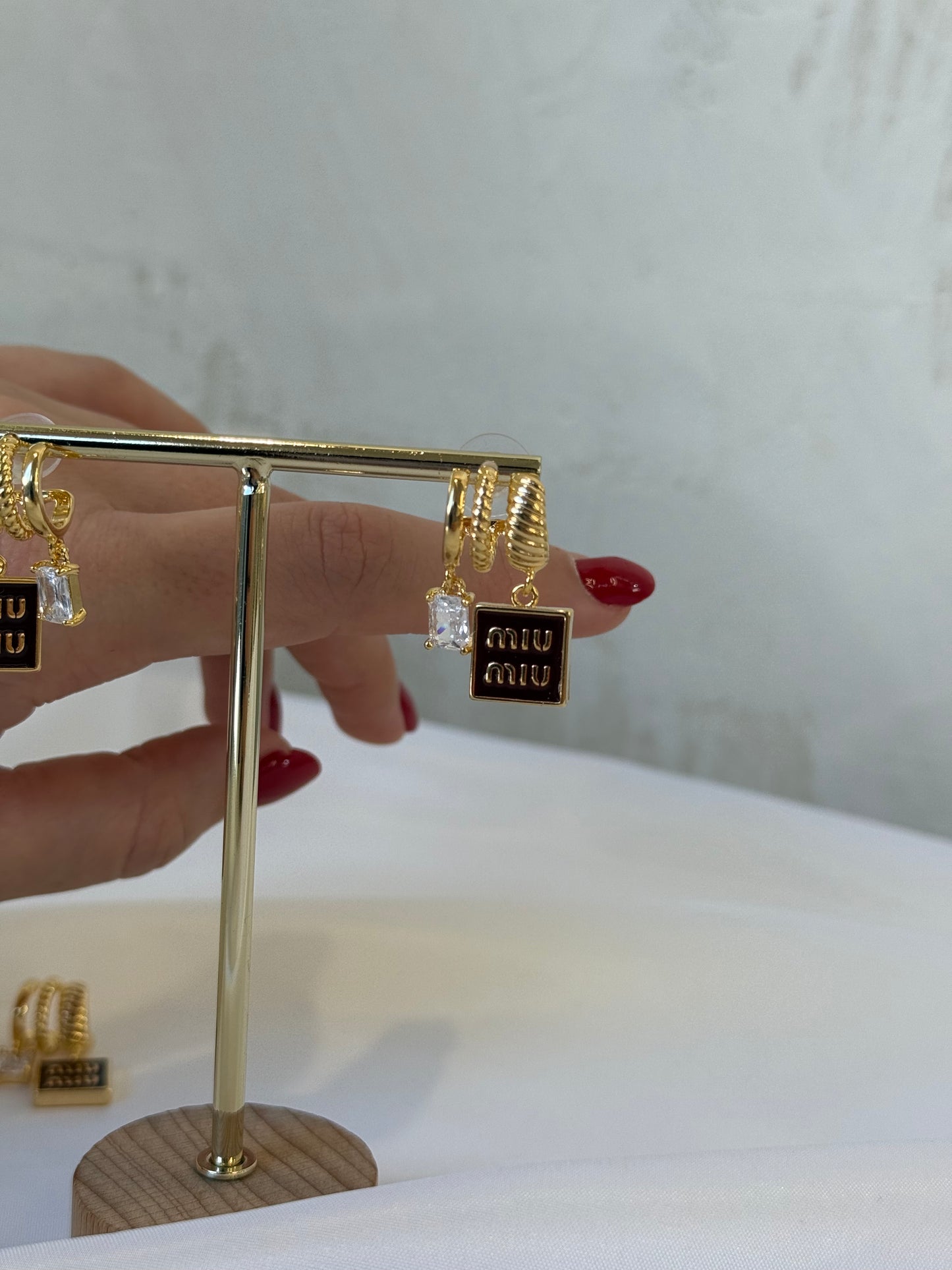 Χρυσά Σκουλαρίκια Ορείχαλκου με Μπορντό Κρεμαστά Στοιχεία και Στρας – Pnoe Studio