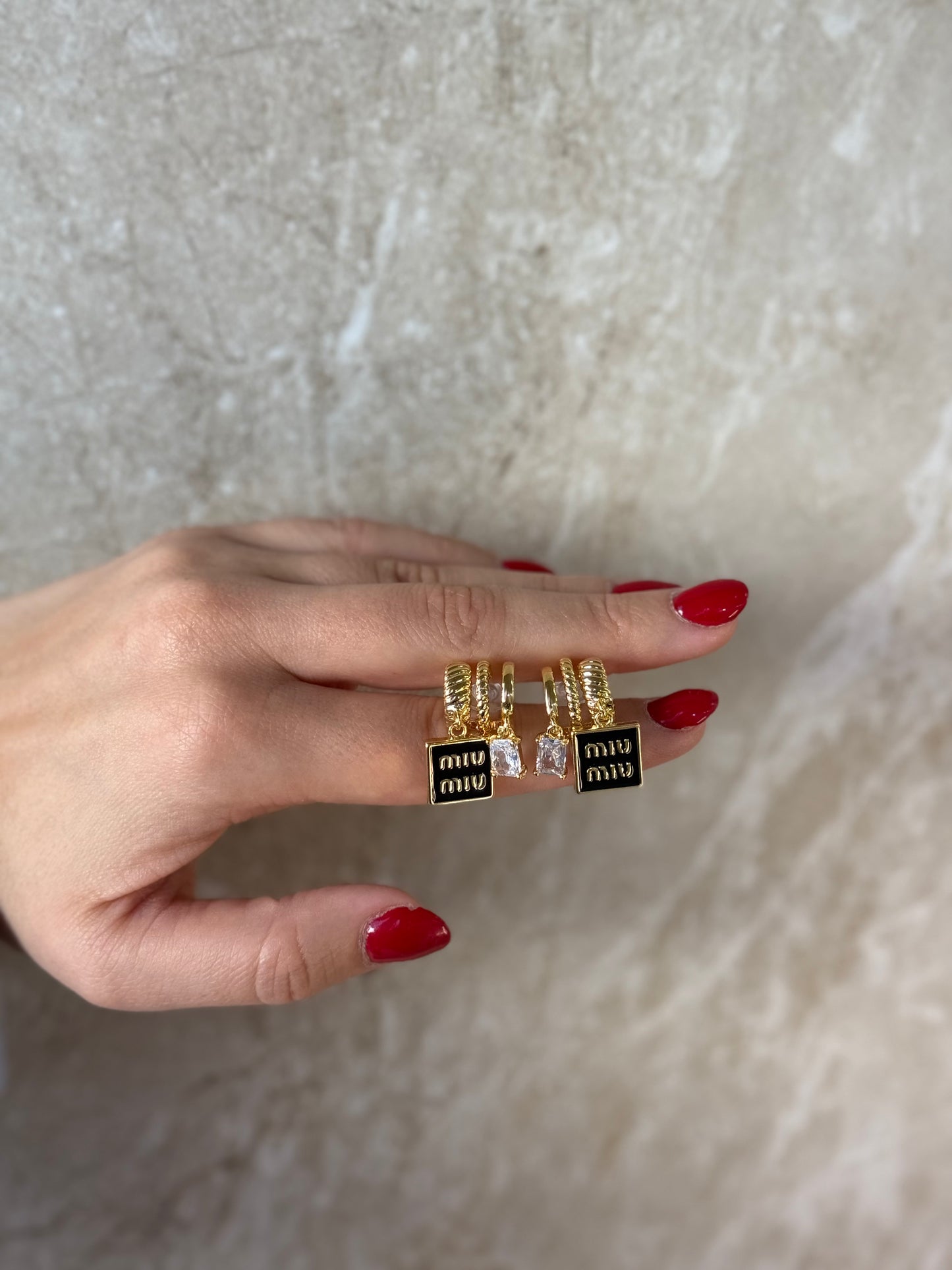 Χρυσά Σκουλαρίκια Ορείχαλκου με Μαύρα Κρεμαστά Στοιχεία και Στρας – Pnoe Studio κλπ