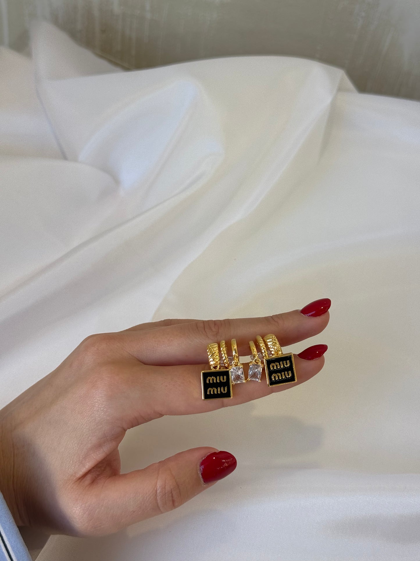 Χρυσά Σκουλαρίκια Ορείχαλκου με Μαύρα Κρεμαστά Στοιχεία και Στρας – Pnoe Studio κλπ