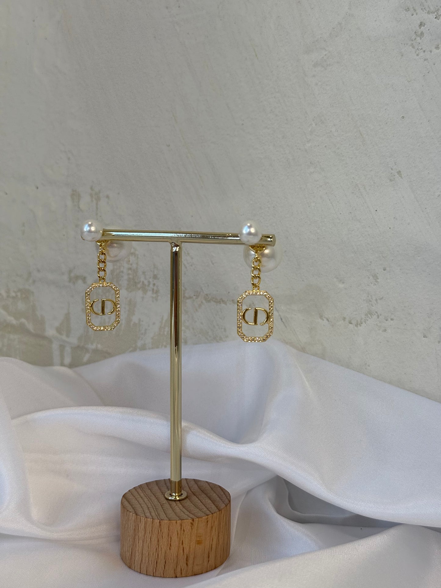 Σκουλαρίκια από Χαλκό με Πέρλες και Κρεμαστό Διακοσμητικό Στοιχείο – Pnoe Studio