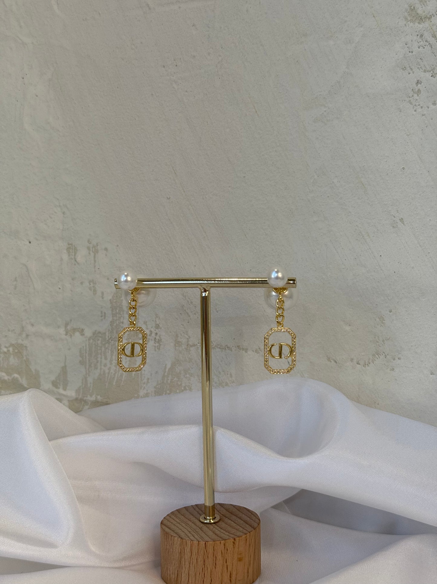 Σκουλαρίκια από Χαλκό με Πέρλες και Κρεμαστό Διακοσμητικό Στοιχείο – Pnoe Studio