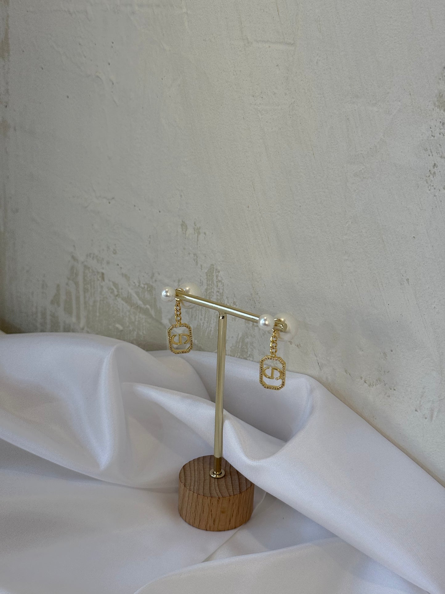 Σκουλαρίκια από Χαλκό με Πέρλες και Κρεμαστό Διακοσμητικό Στοιχείο – Pnoe Studio