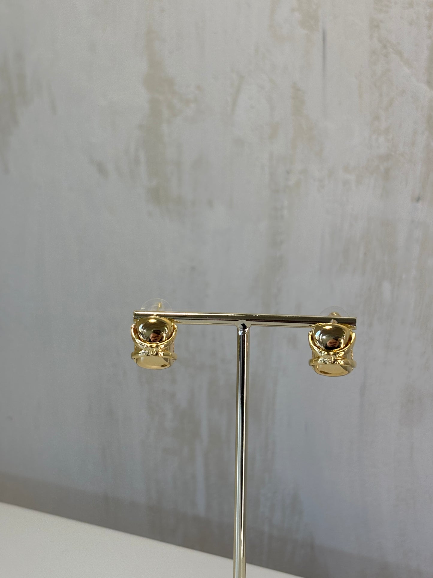 Χρυσό Σκουλαρίκι από Ανθεκτικό Χαλκό με Γλυπτό Σχέδιο – Pnoe Studio