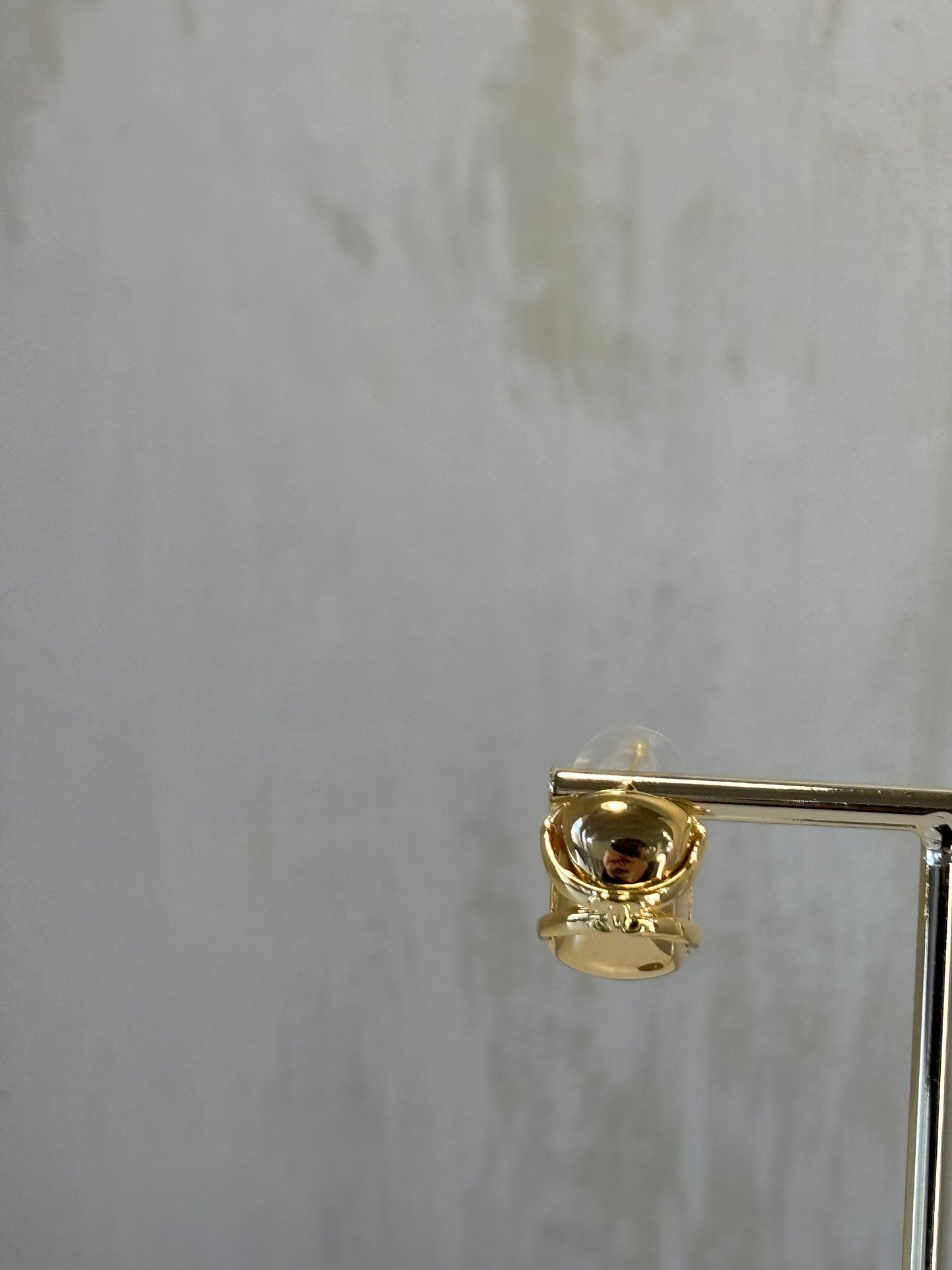 Χρυσό Σκουλαρίκι από Ανθεκτικό Χαλκό με Γλυπτό Σχέδιο – Pnoe Studio