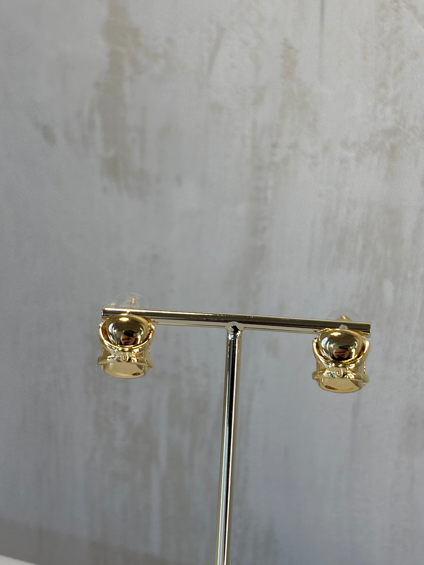 Χρυσό Σκουλαρίκι από Ανθεκτικό Χαλκό με Γλυπτό Σχέδιο – Pnoe Studio