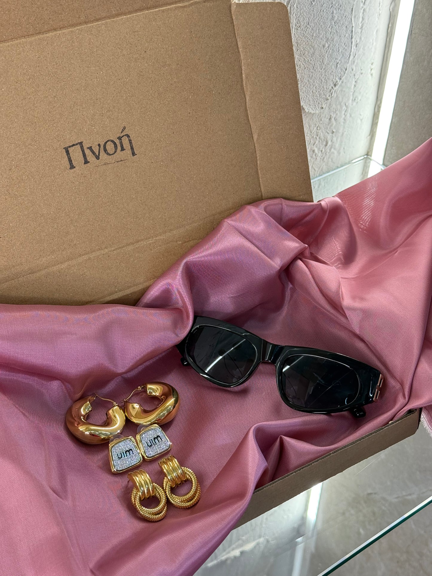 ✨VIRAL MYSTERY BOX – Σετ 3 Ατσάλινα Σκουλαρίκια & Γυαλι Ηλίου σε Χρυσό ή Ασημί